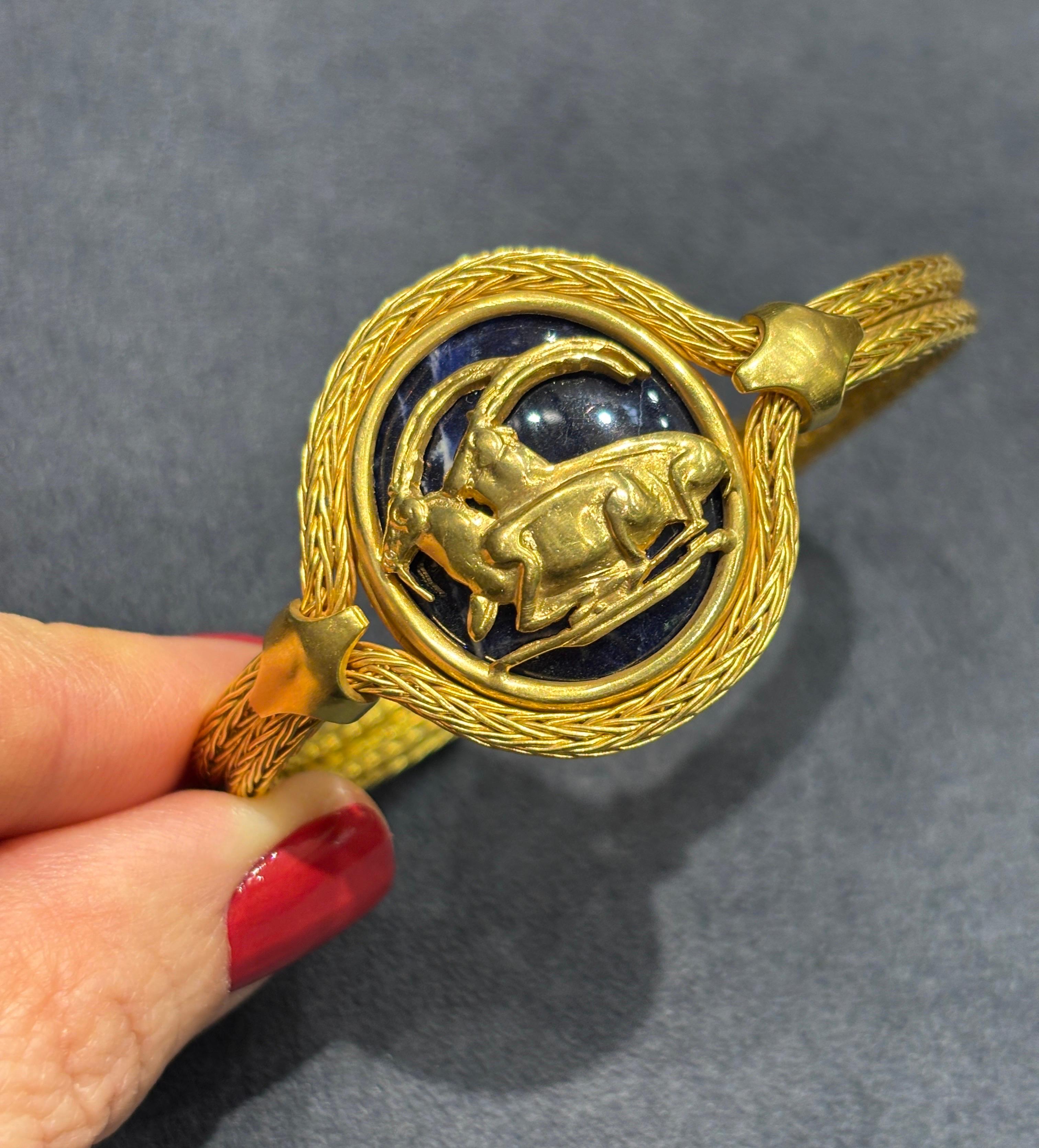 Bracciale Ilias Lalounis in oro 18k e lapislazzuli con disegno di capra di montagna in vendita 1