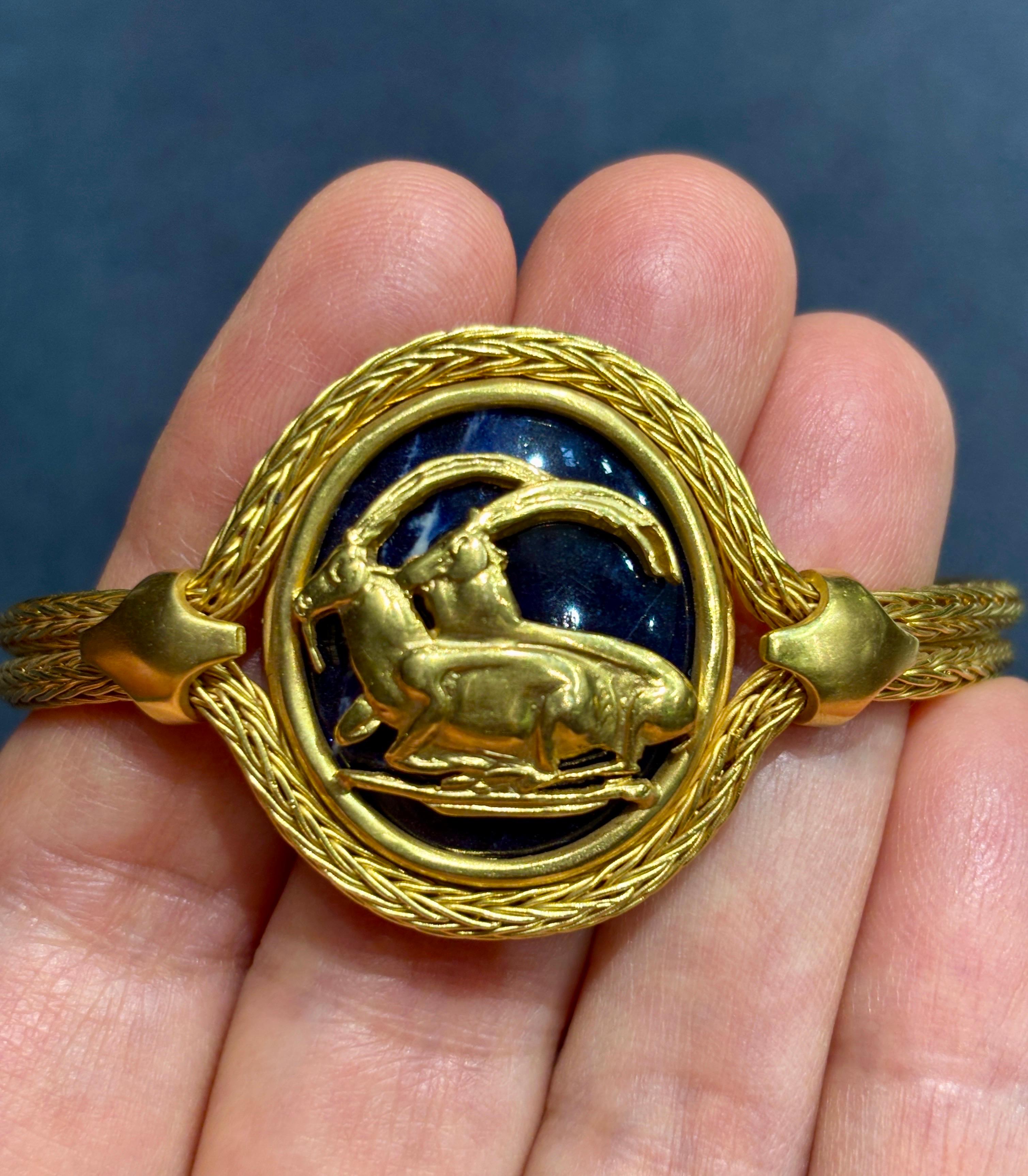 Bracciale Ilias Lalounis in oro 18k e lapislazzuli con disegno di capra di montagna in vendita 3