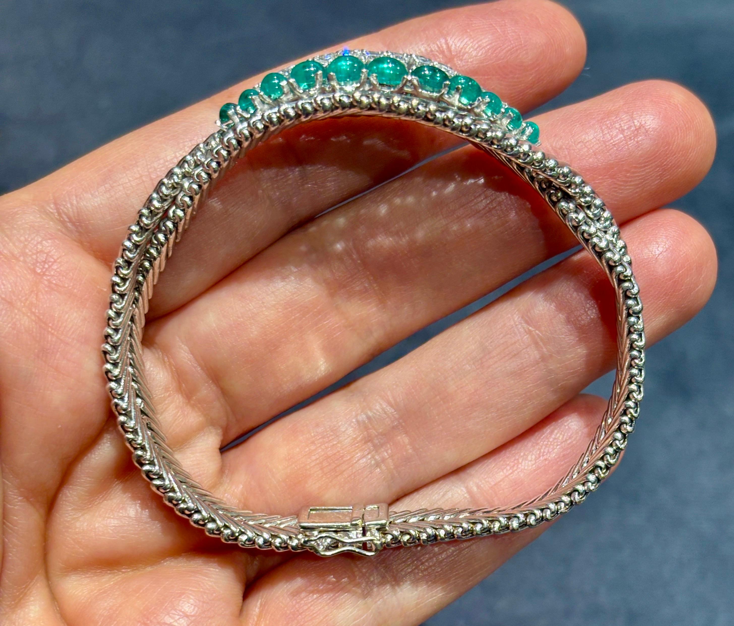 Bracelet européen des années 1960 en or 18 carats, émeraudes de Colombie et diamants en vente 1