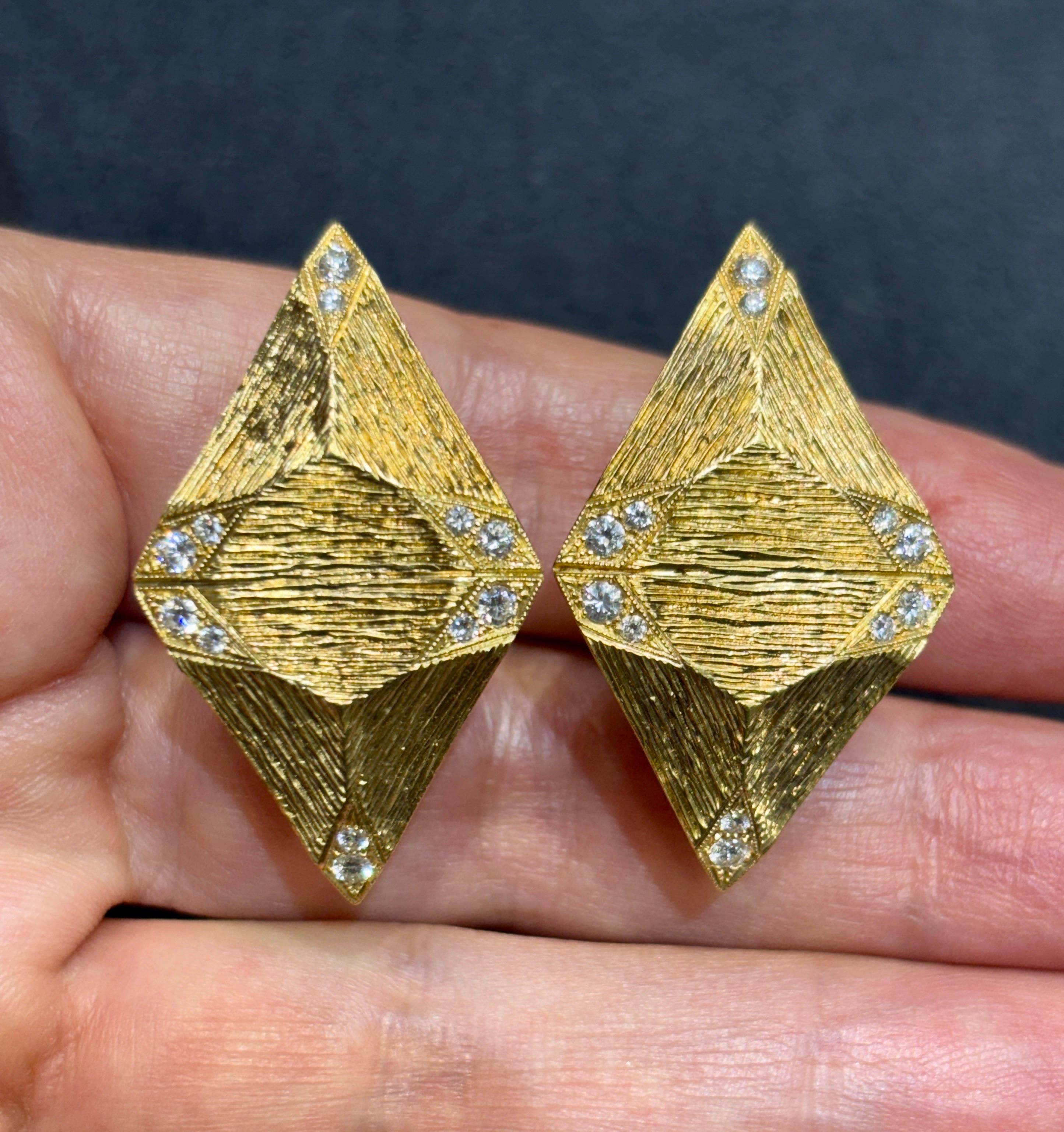 Boucles d'oreilles européennes des années 1970 en or 18k et diamants gravés à la main en vente 2