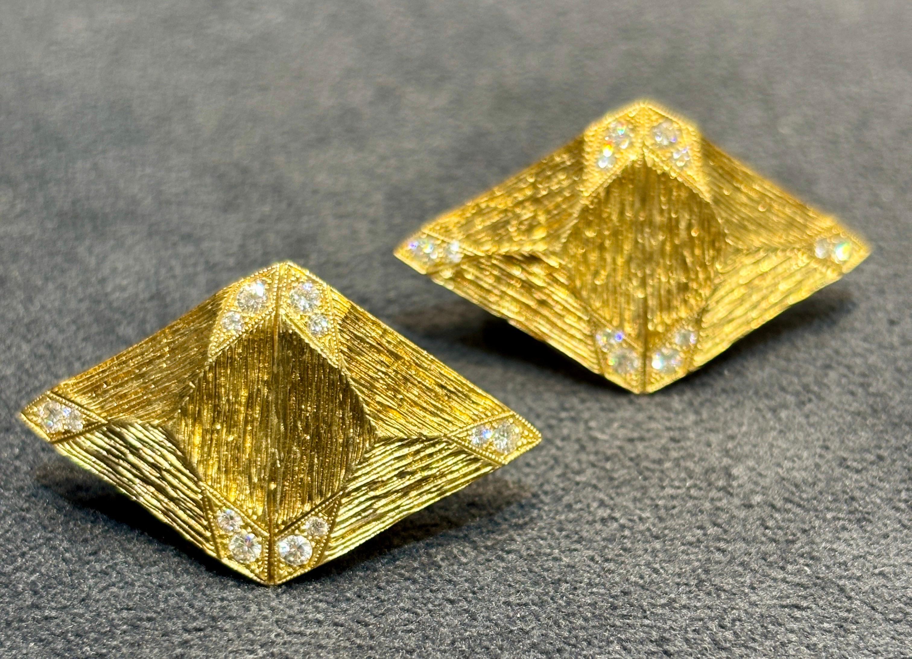 Boucles d'oreilles européennes des années 1970 en or 18k et diamants gravés à la main en vente 1