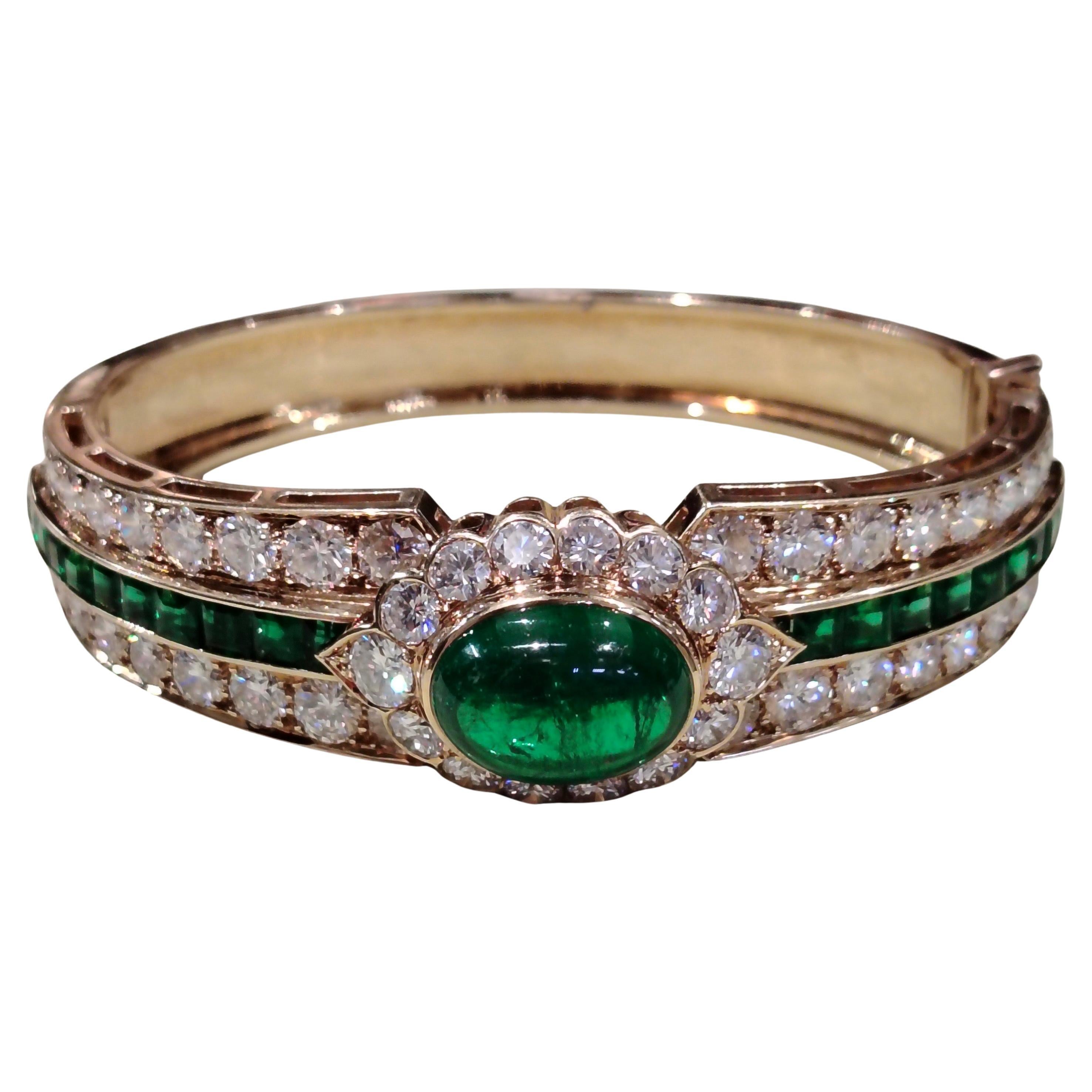 Ce magnifique bracelet Van Cleef and Arpels des années 1980 est une pi�èce de collection. Son design s'articule autour d'une émeraude colombienne cabochon d'environ 9 carats, ornée de 9,60 carats de diamants ronds de couleur F-G et de pureté VS et de