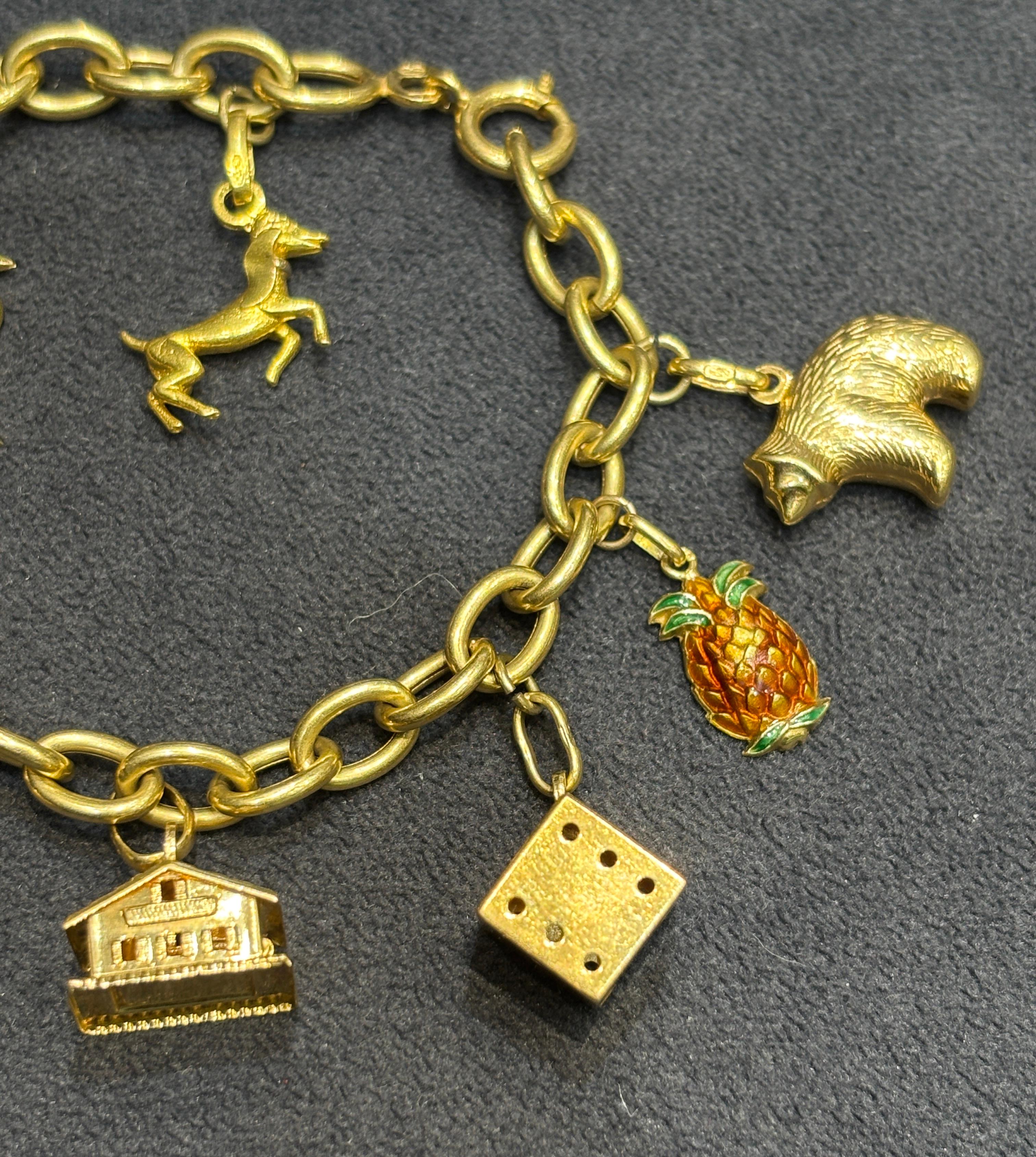 UnoAErre 1970 bracelet à breloques en or 18k avec 10 breloques originales estampillées Bon état - En vente à London, GB