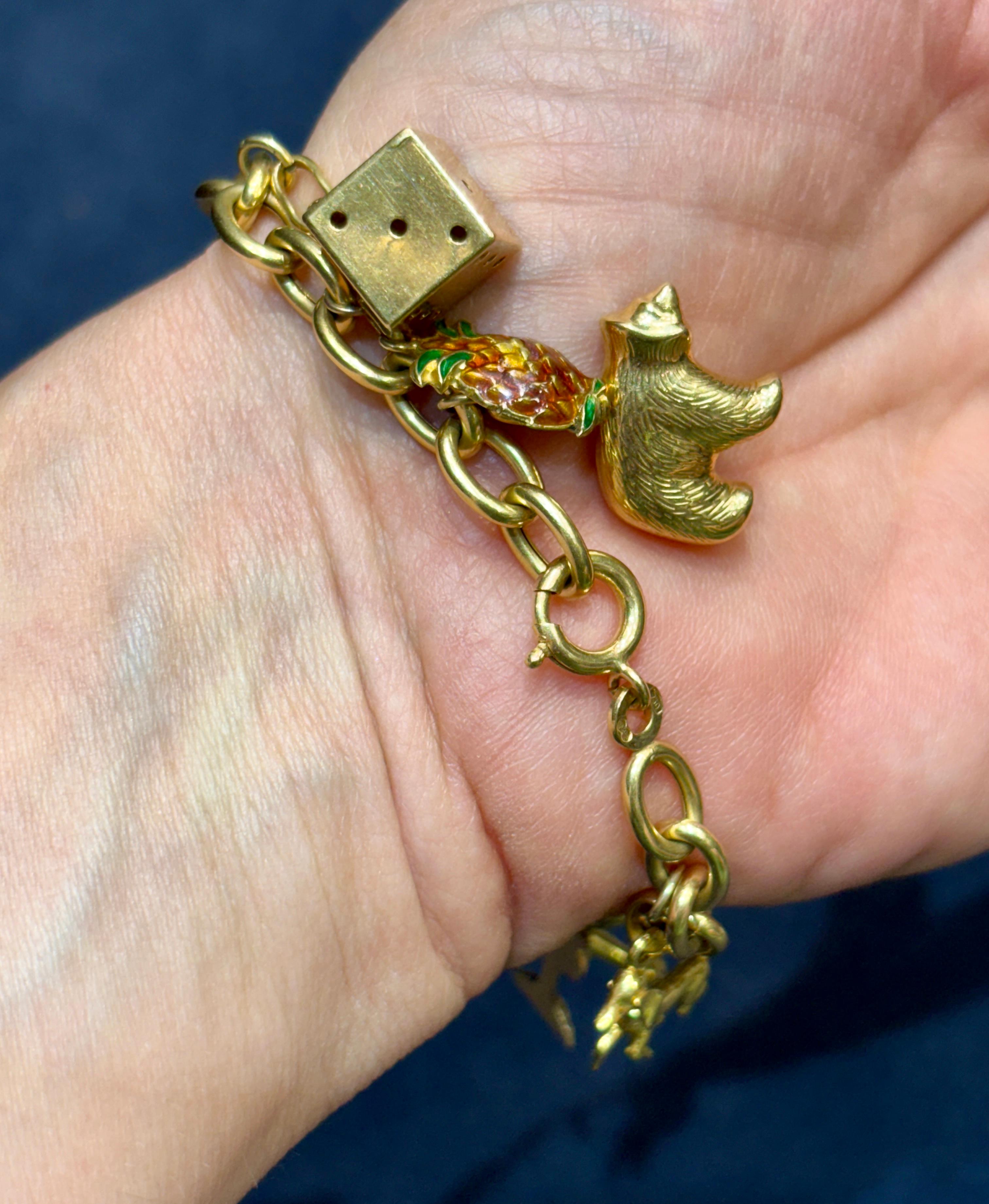 UnoAErre 1970 bracelet à breloques en or 18k avec 10 breloques originales estampillées en vente 1