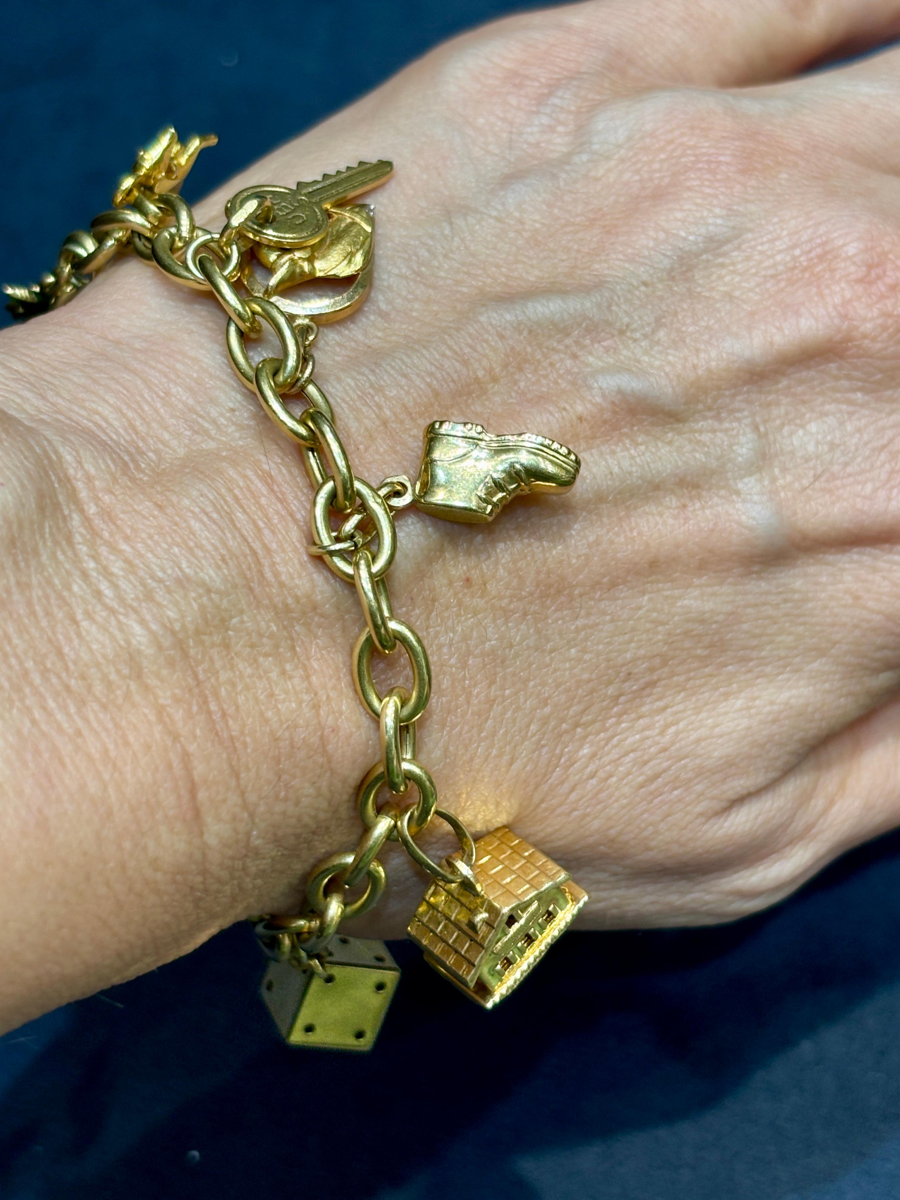 UnoAErre 1970 bracelet à breloques en or 18k avec 10 breloques originales estampillées en vente 2