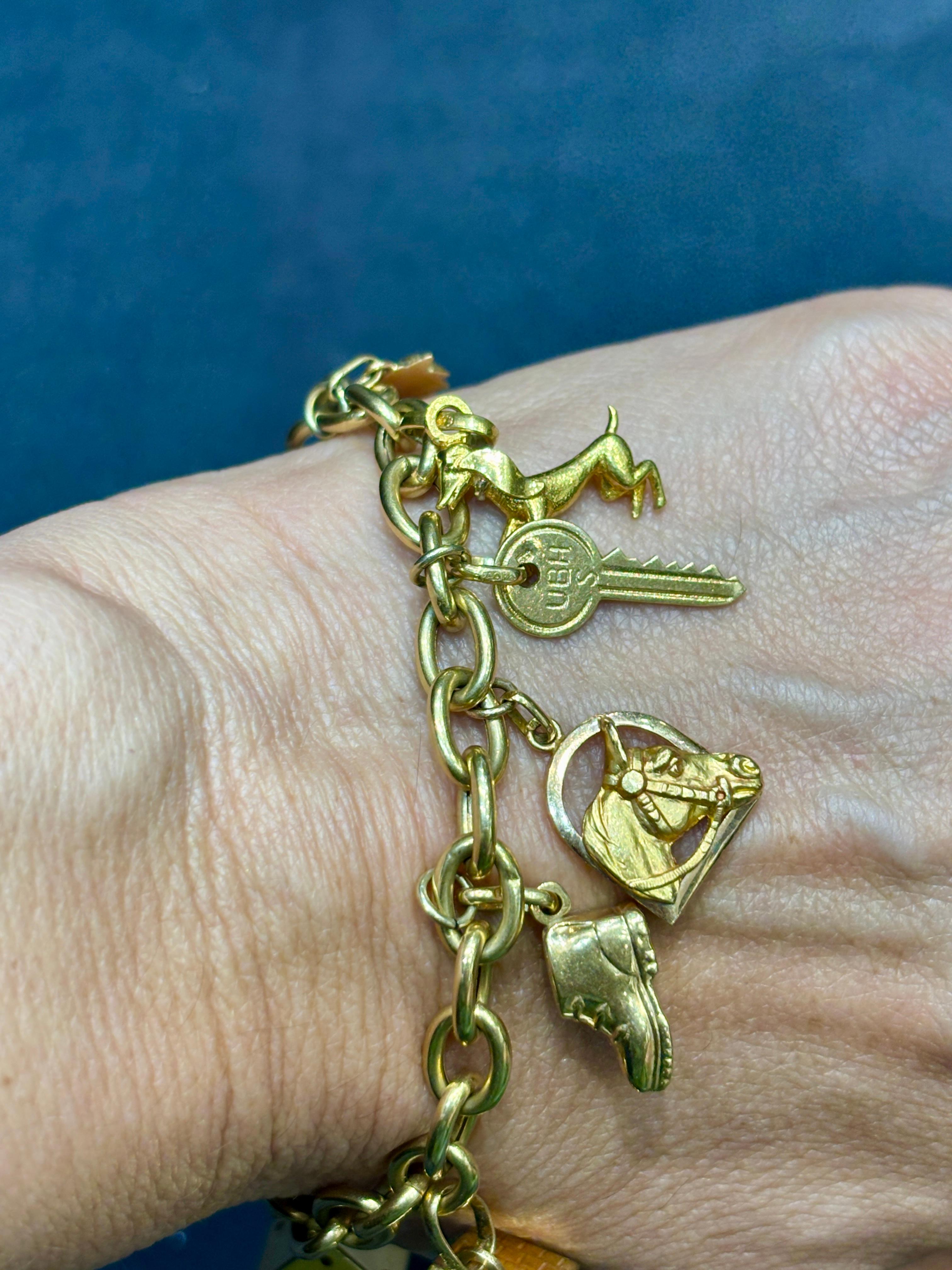 UnoAErre 1970 bracelet à breloques en or 18k avec 10 breloques originales estampillées en vente 3