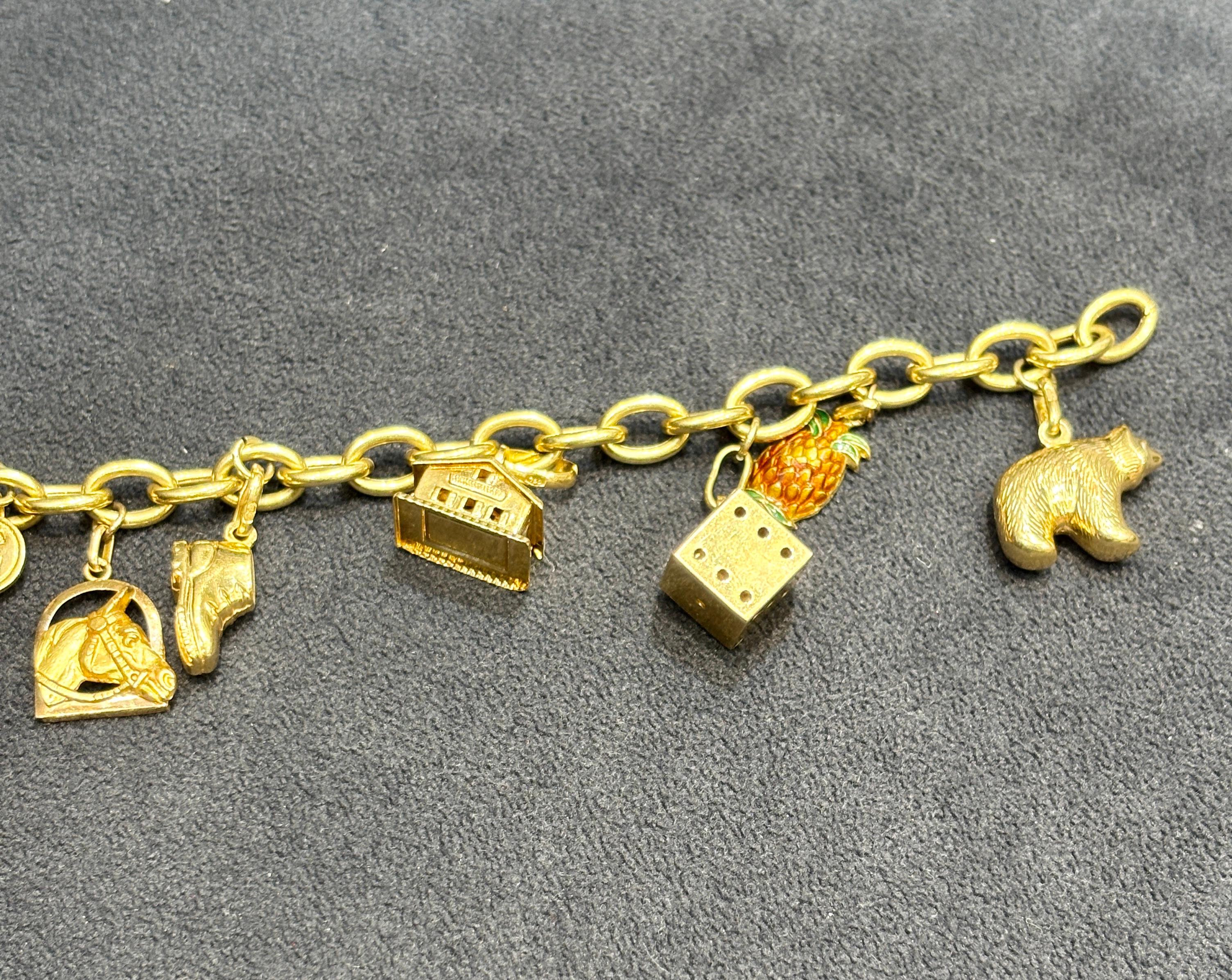 UnoAErre 1970 bracelet à breloques en or 18k avec 10 breloques originales estampillées en vente 5