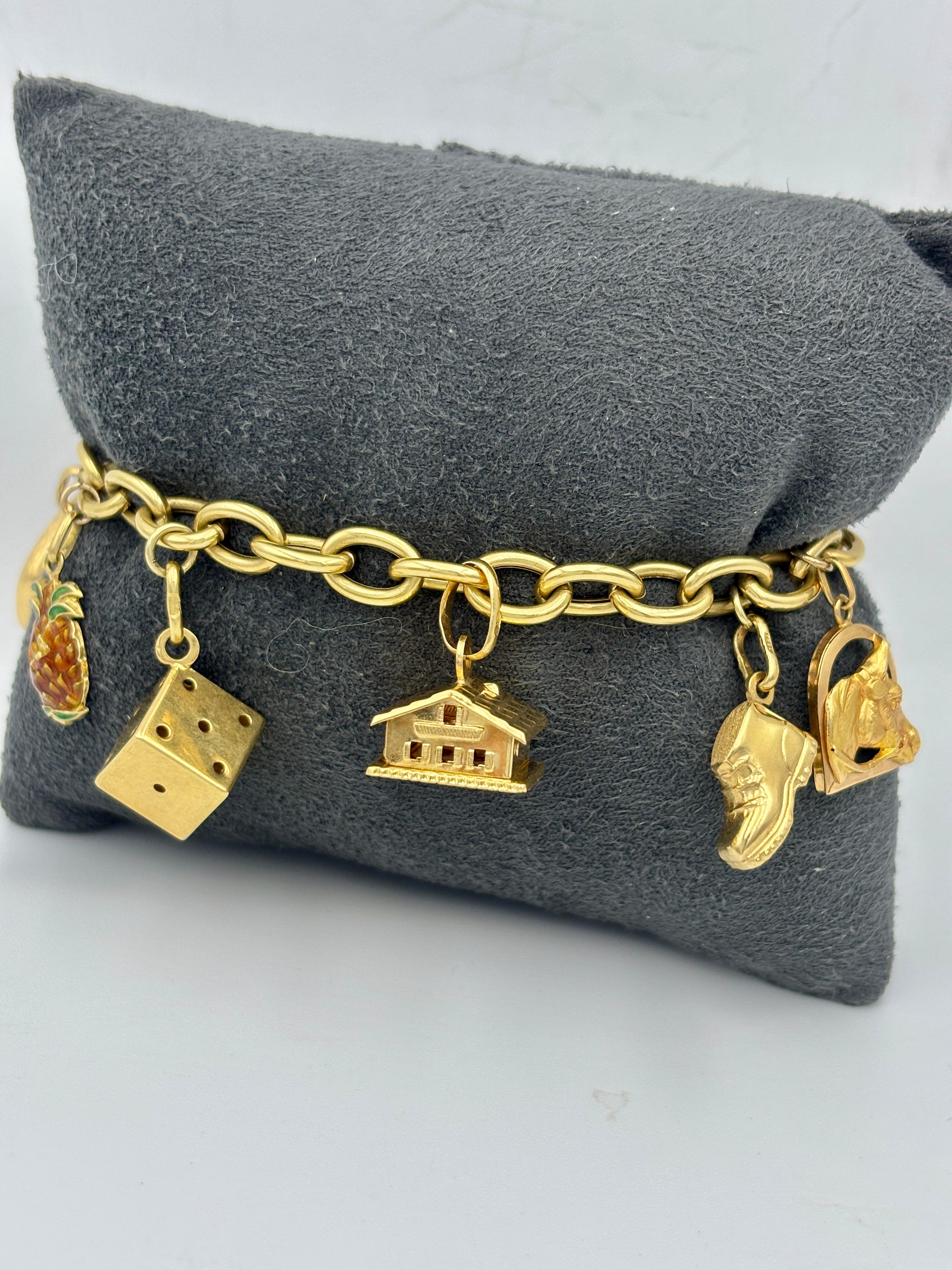 UnoAErre 1970 bracelet à breloques en or 18k avec 10 breloques originales estampillées en vente 6