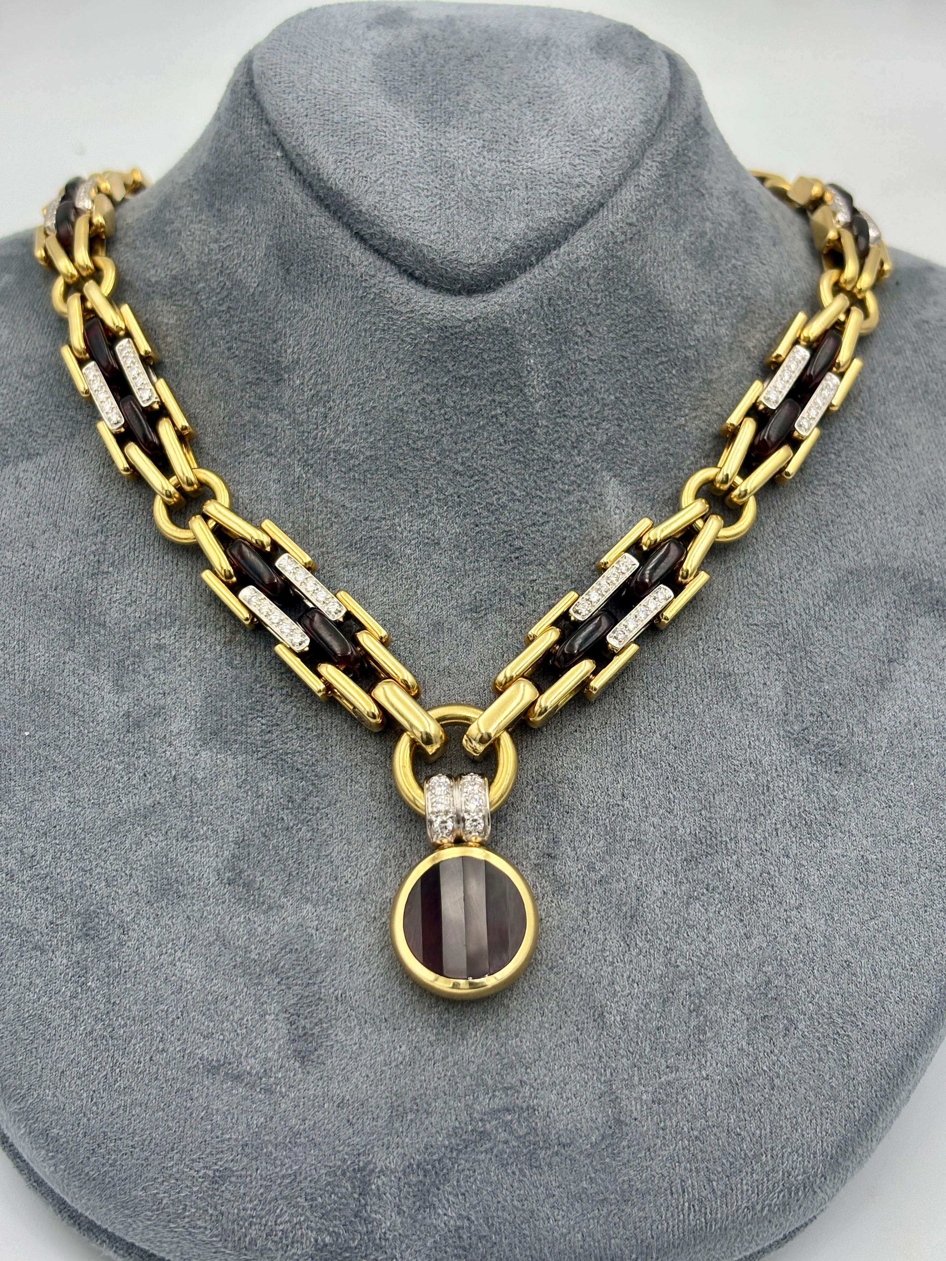 Cet élégant collier Pomellato des années 1980 est composé de maillons en or 18 carats. Le collier est orné de maillons en tourmaline et de diamants ronds. Le pendentif est également une tourmaline. Il s'agit d'une pièce imposante et remarquable qui