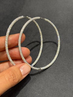 Adler: Pendientes de aro extragrandes de oro blanco con pavé de diamantes blancos, alrededor de 1980