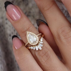 Bague de fiançailles halo de diamants en forme de poire avec bande latérale gigogne - "Nia" et "Ally V"
