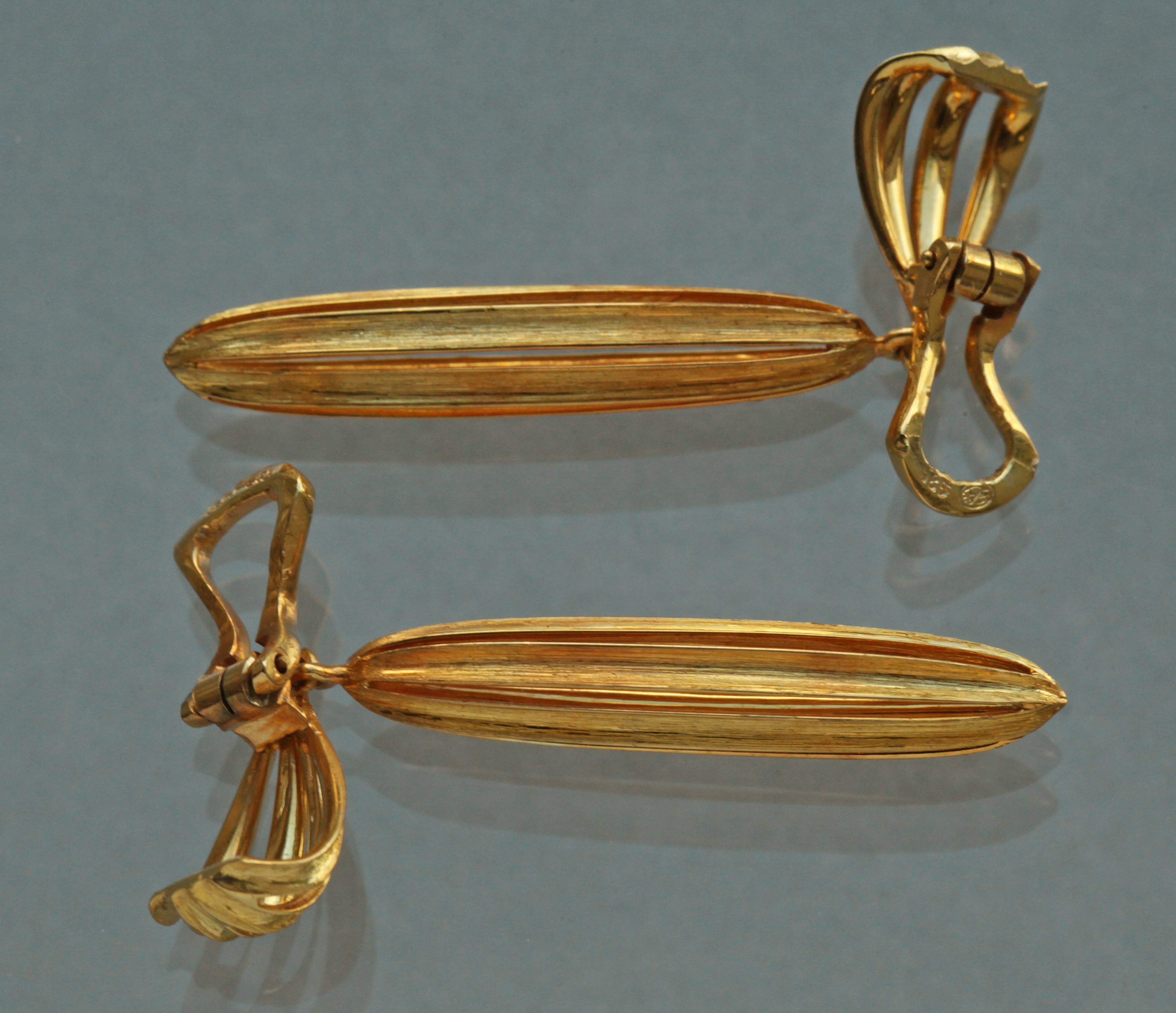 An exceptional pair of gold earrings by the Vienna Jeweler Anton Heldwein. The gorgeous fluted design echo's the 1920's Wiener Werkstätte style of Josef Hoffmann & almost certainly dates from around 1925 to the late 1930's.
Original fitted case