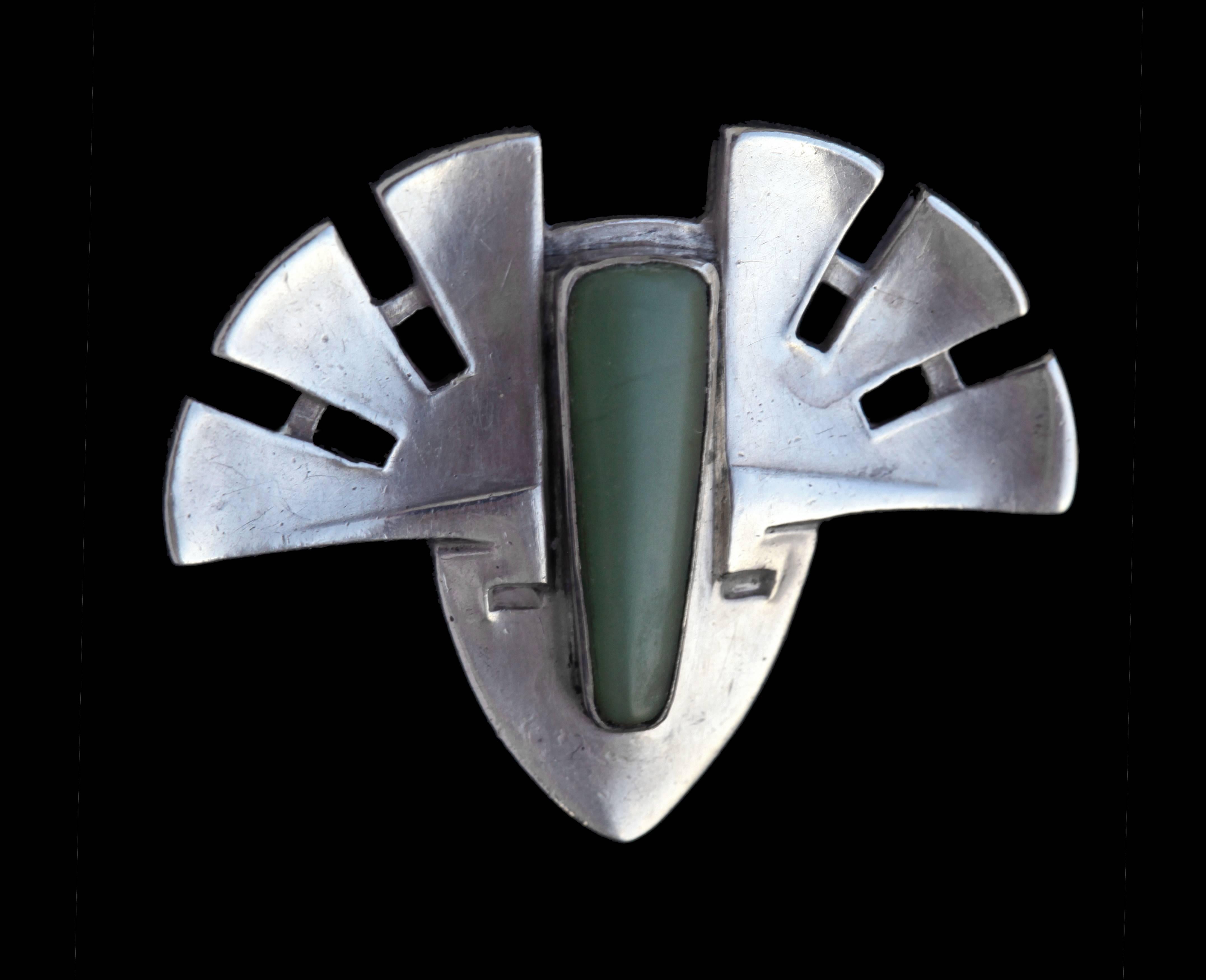 Rare Patriz Huber Jugendstil brooch for Theodor Fahrner & Murrle Bennett & Co.
A very successful example of one of Huber's masterly abstract designs applied to an Aztec mask. 
Literature: cf. Theodor Fahrner Schmuck, Schmuckmuseum,