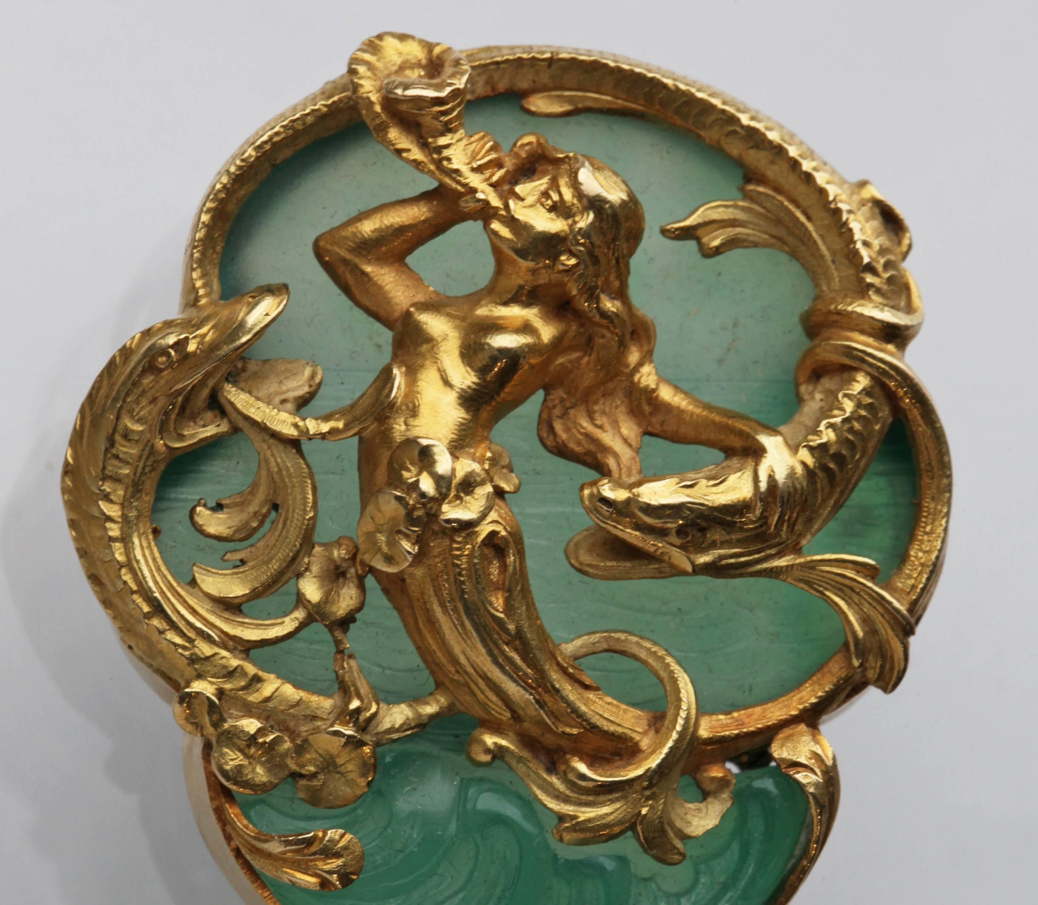 Juwel „Naiad und Sturgeons“, geschnitzte Achatperle, Gold, Belle Epoque (Art nouveau) im Angebot