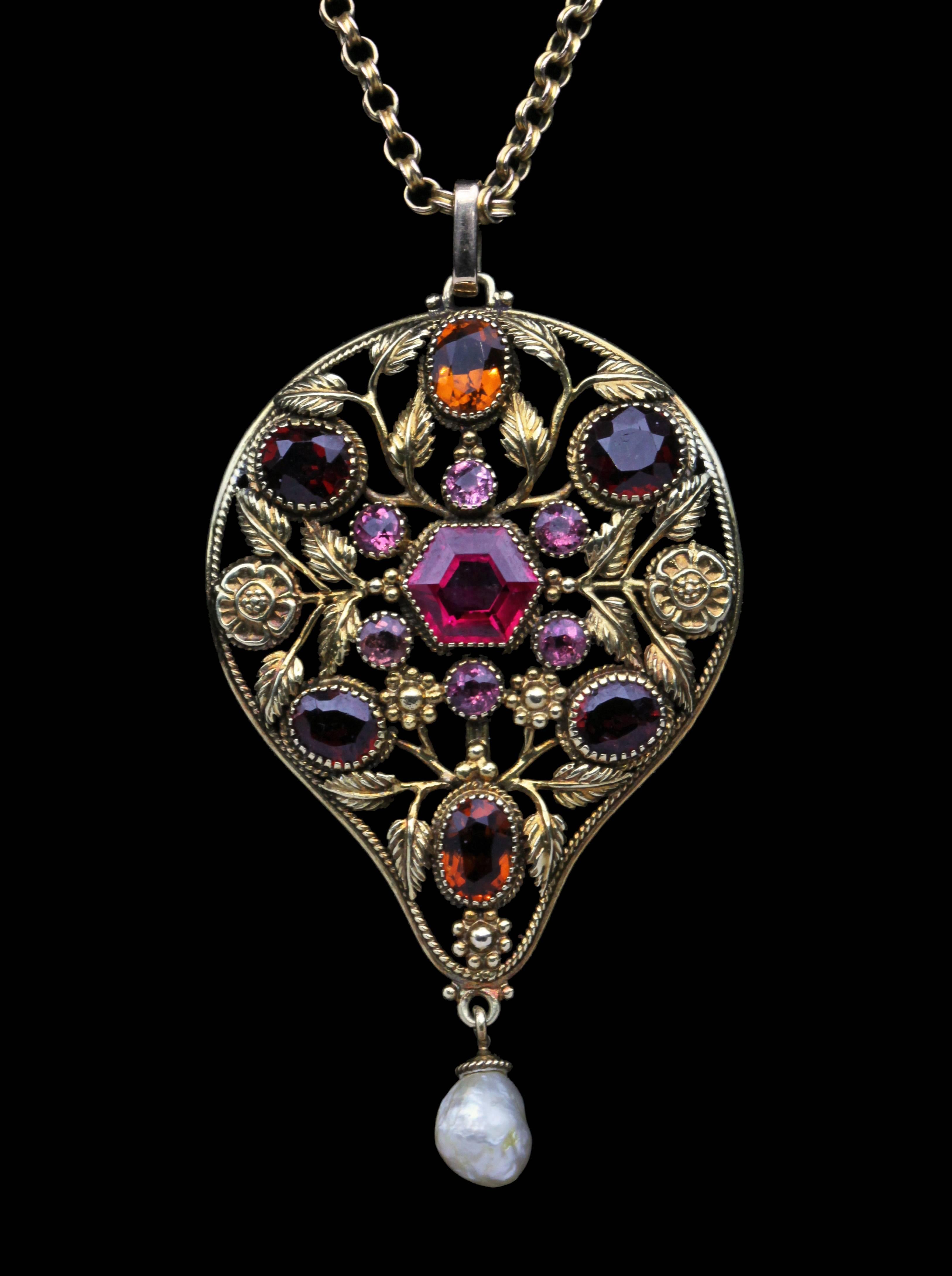 The design of this beautiful rose pendant, symbolic of love, is attributed to Edward Spencer.
The Tudor rose is the traditional floral heraldic emblem of England which originates from the Tudor dynasty.
This genuine laboratory ruby has the same