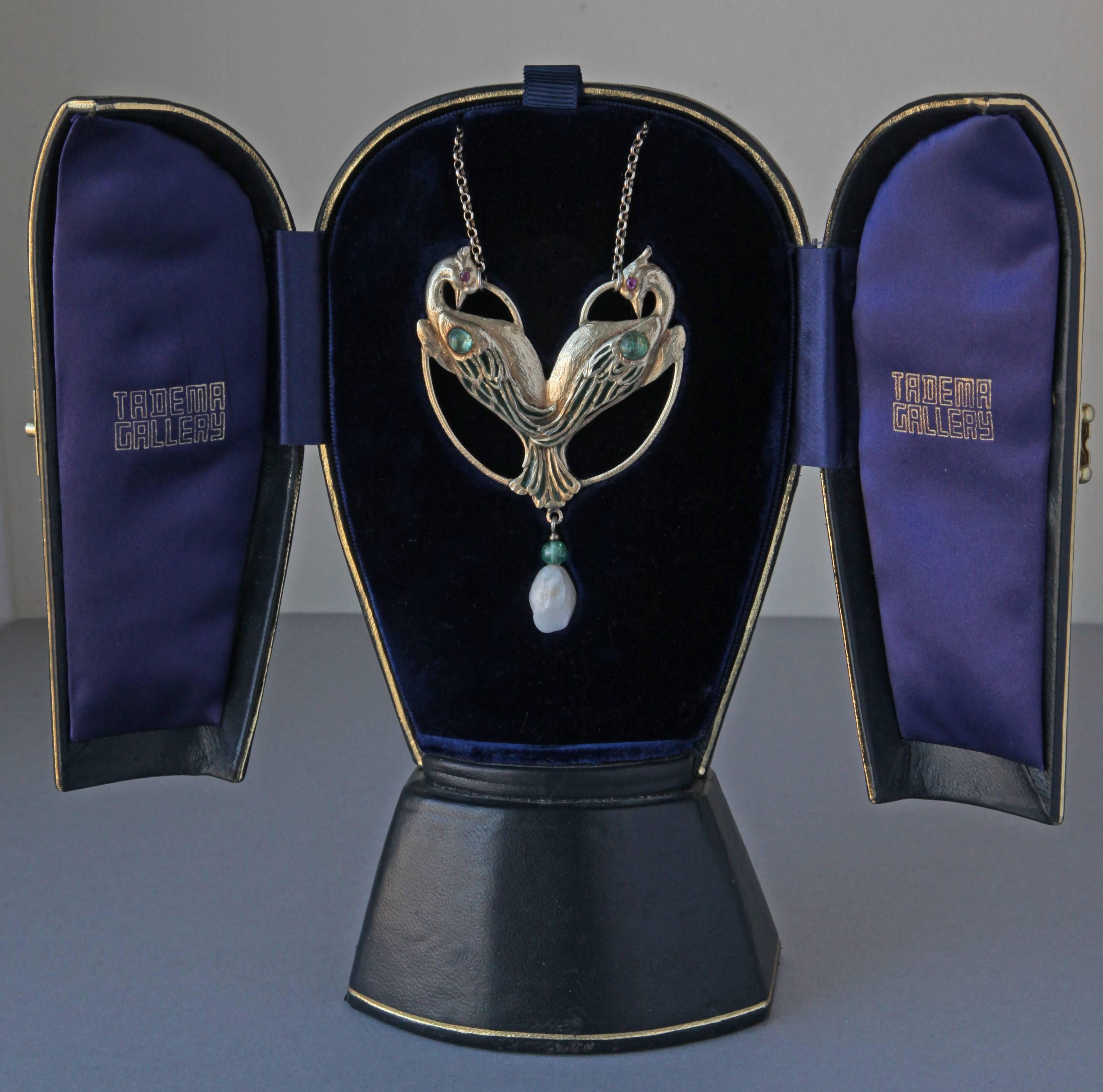 Un bellissimo ciondolo a forma di pavone in stile Art Nouveau documentato da Charles Boutet de Monvel. L'immagine speculare dell'uccello crea un ciondolo a forma di calore.
Argento dorato, smalto pique-à-jour, rubino, smeraldo e