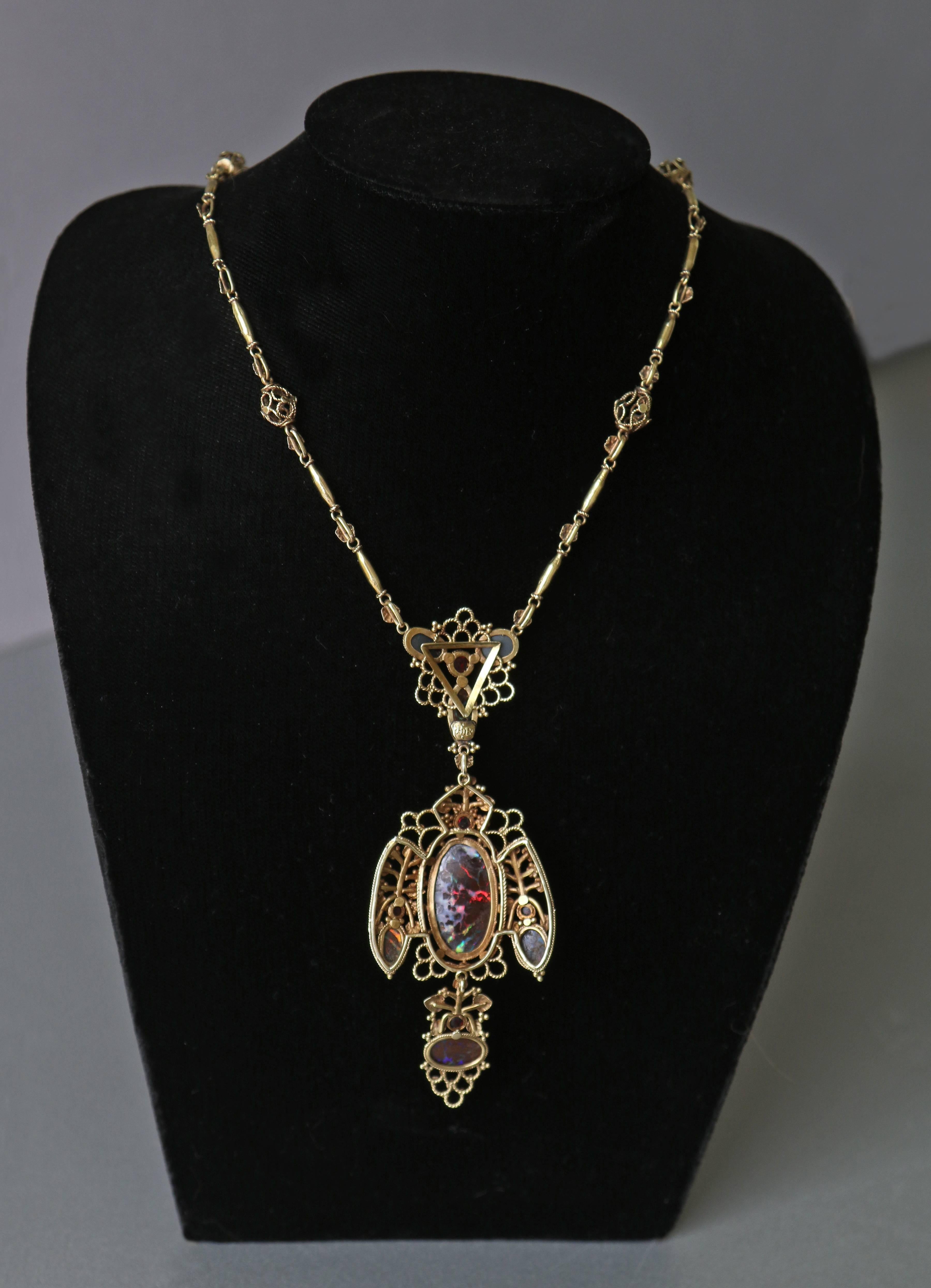 Superbe collier Arts & Crafts en or, opale noire et rubis de John Bonnor Pour femmes en vente