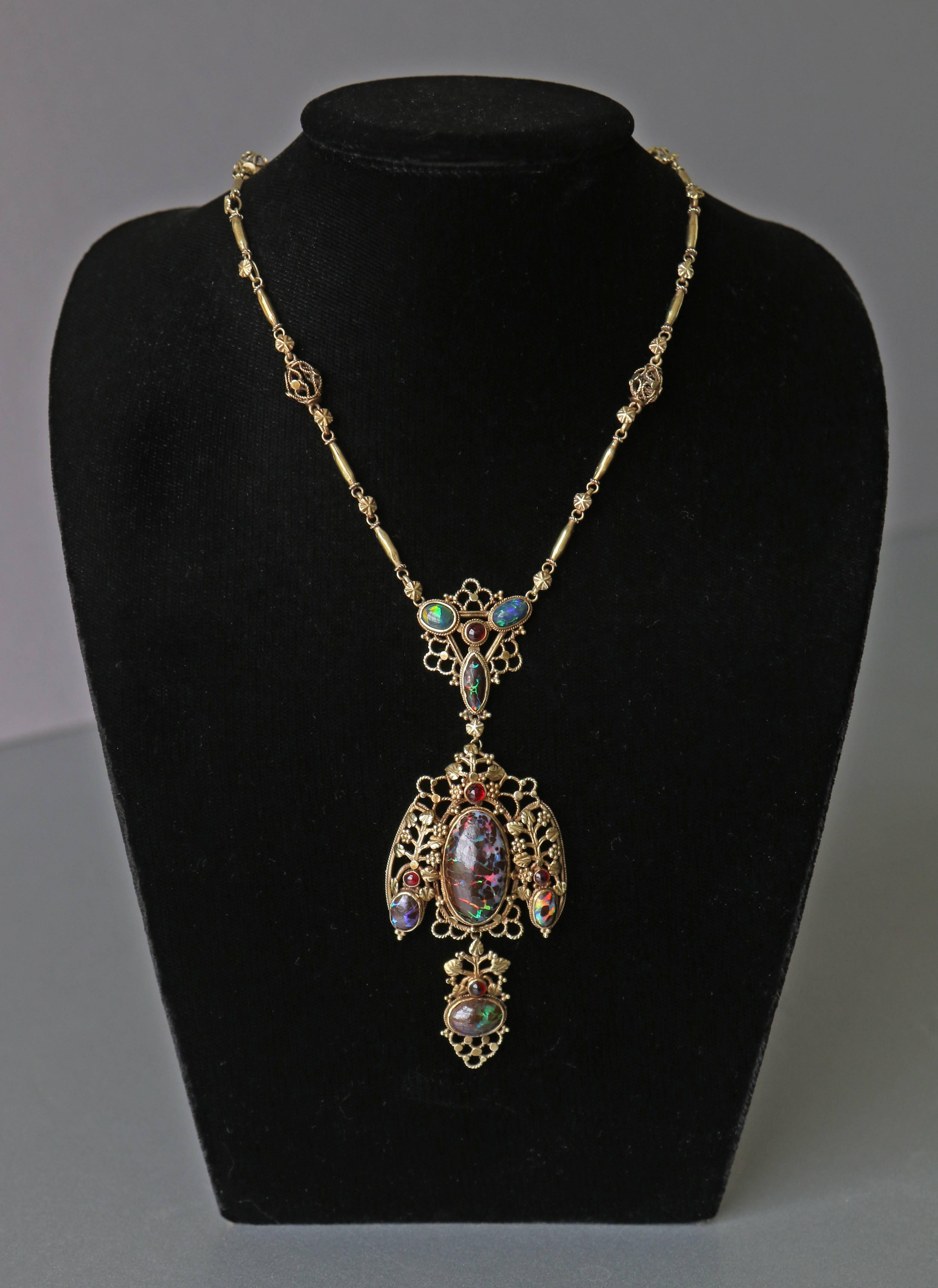 Superbe collier Arts & Crafts en or, opale noire et rubis de John Bonnor Excellent état - En vente à London, GB
