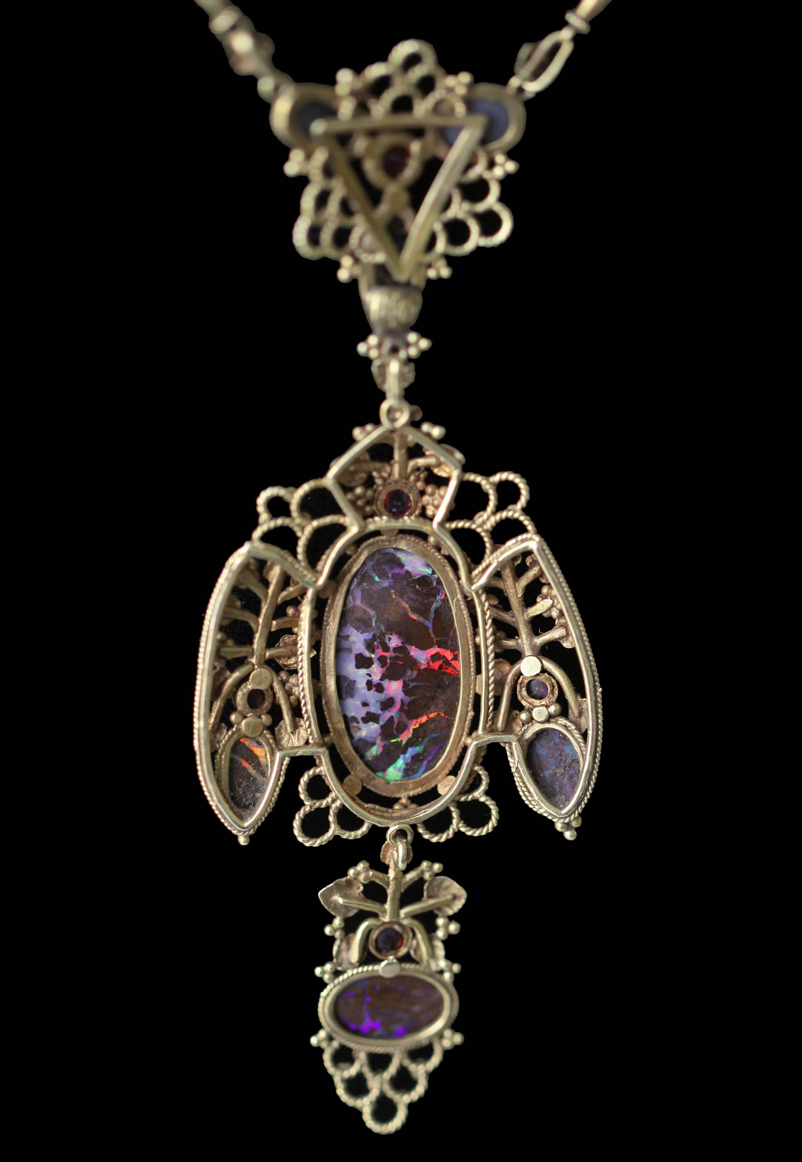 Arts and Crafts Superbe collier Arts & Crafts en or, opale noire et rubis de John Bonnor en vente