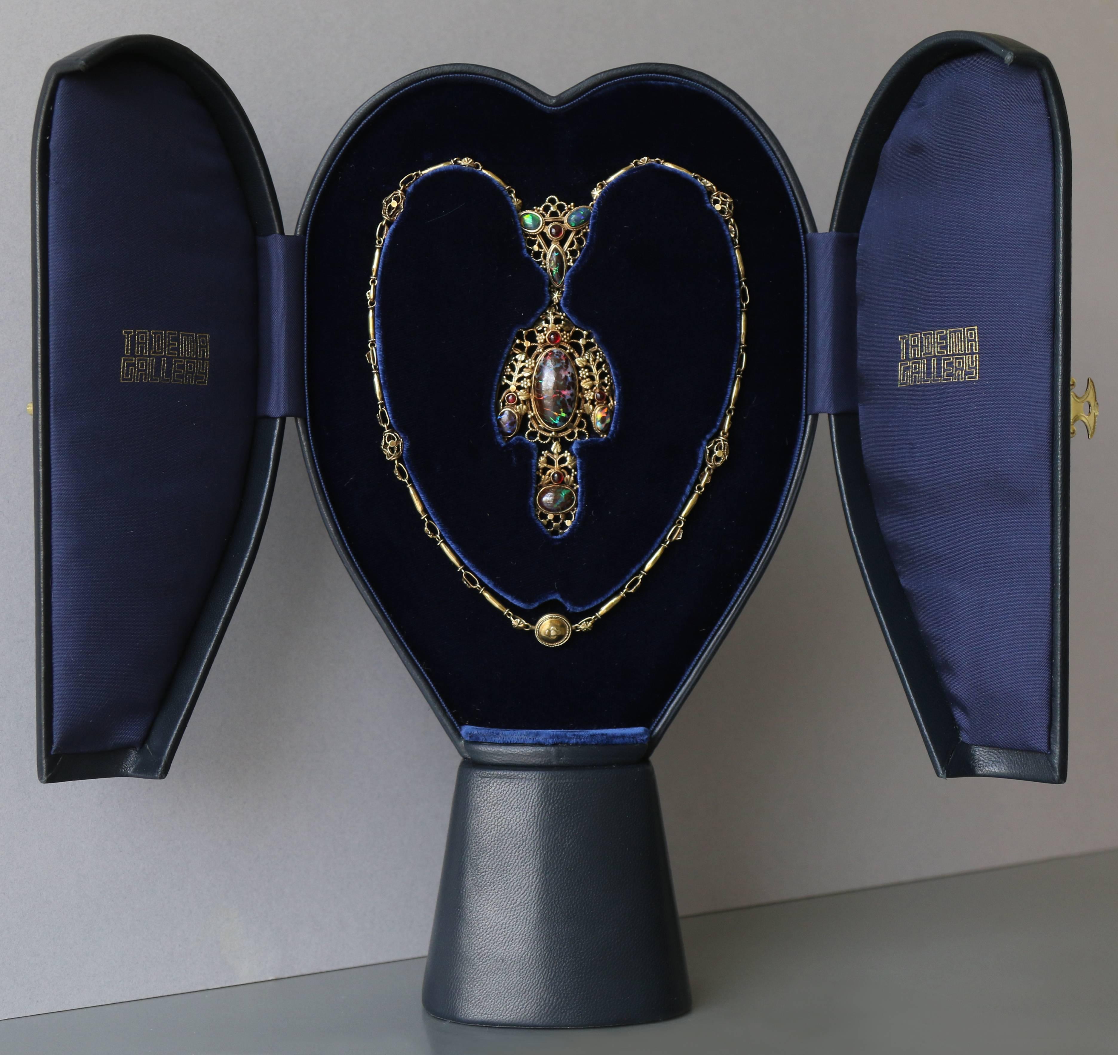 Taille cabochon Superbe collier Arts & Crafts en or, opale noire et rubis de John Bonnor en vente