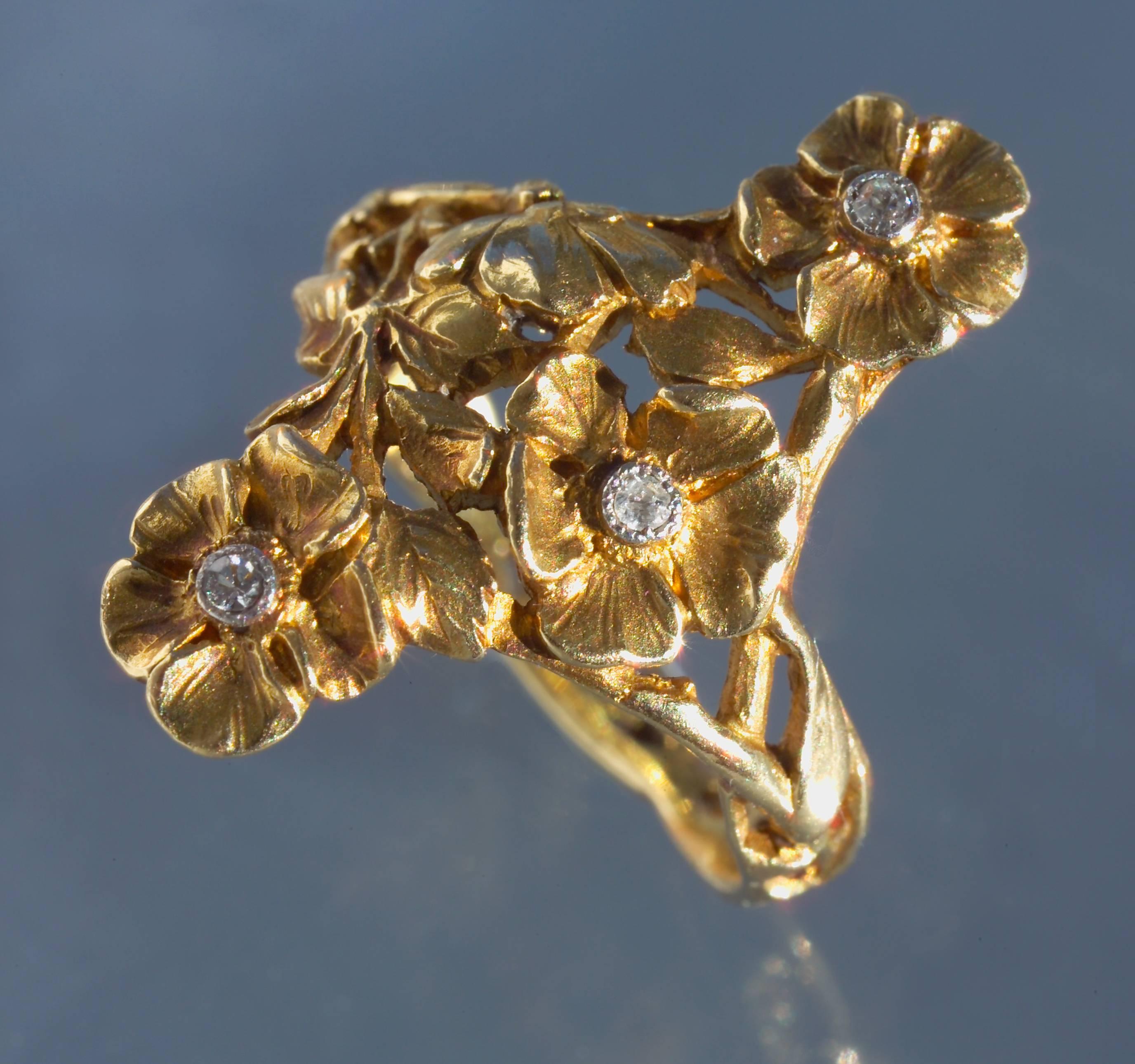 This beautiful Art Nouveau gold & diamond floral ring would make a wonderful engagement ring or Valentine gift.
cf. Kunsthandwerk um 1900, Jugendstil, Art Nouveau, Modern Style Nieuwe Kunst, Hessischen, Landesmuseums, 1965, p.134, pl.182 for