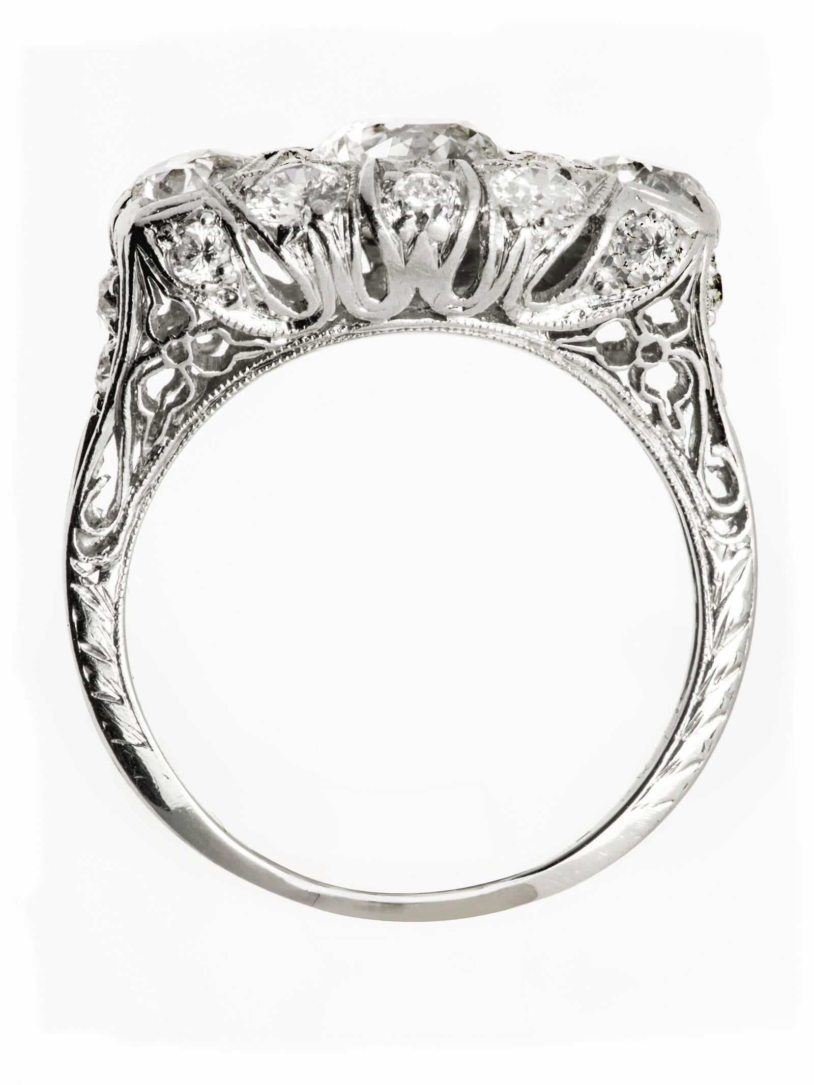 Piercing de platino para señora con múltiples diamantes.  El anillo lleva estampado un 10% de IRID.  El peso del platino con diamantes es de 4,3 gramos.  Centro de  el anillo es un elegante engaste de varias puntas es un (1) diamante redondo talla
