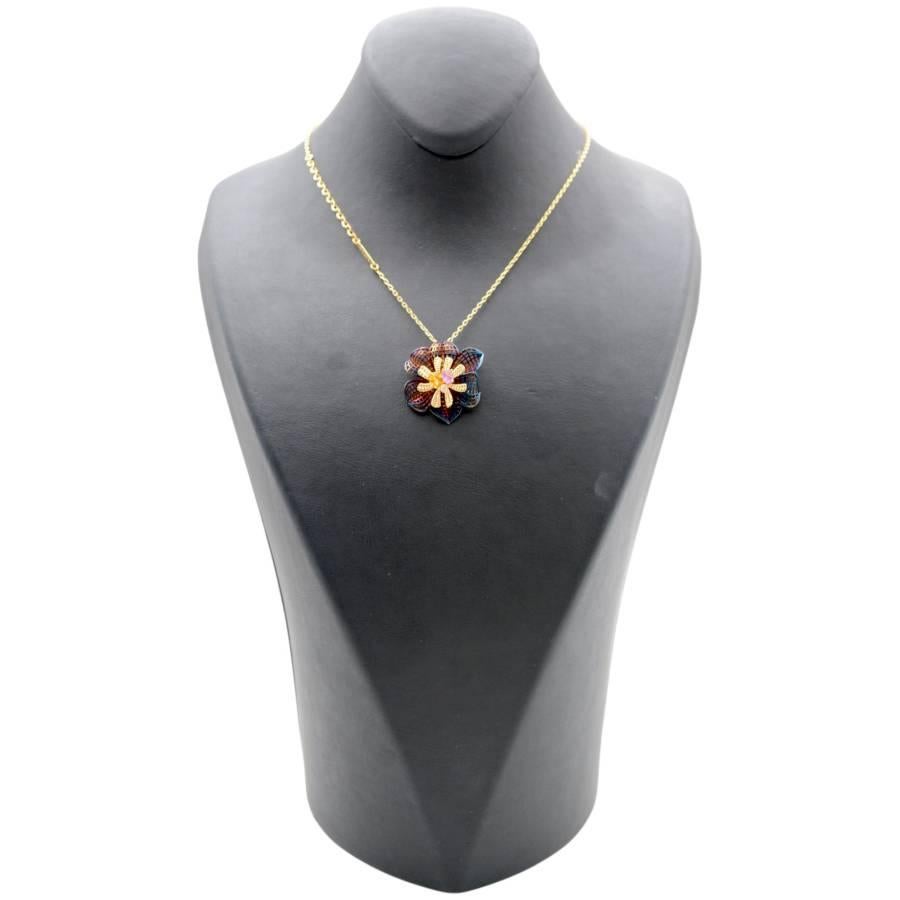 Questa squisita collana è un mix perfetto di eleganza e lusso, con un design armonioso caratterizzato da pietre preziose naturali. Realizzato in oro giallo 14 carati, il pezzo ha un peso netto di 7,19 grammi e offre resistenza e raffinatezza. I