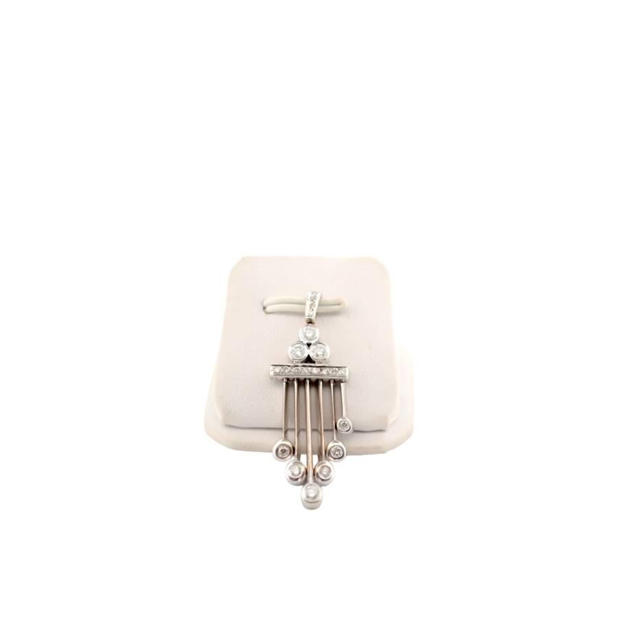 Questo pendente in oro bianco 18 carati è un pezzo sofisticato ed elegante, perfetto per aggiungere un tocco di lusso a qualsiasi ensemble. Presenta un diamante naturale con un peso totale di 0,30 carati. Il diamante è tagliato a forma di brillante