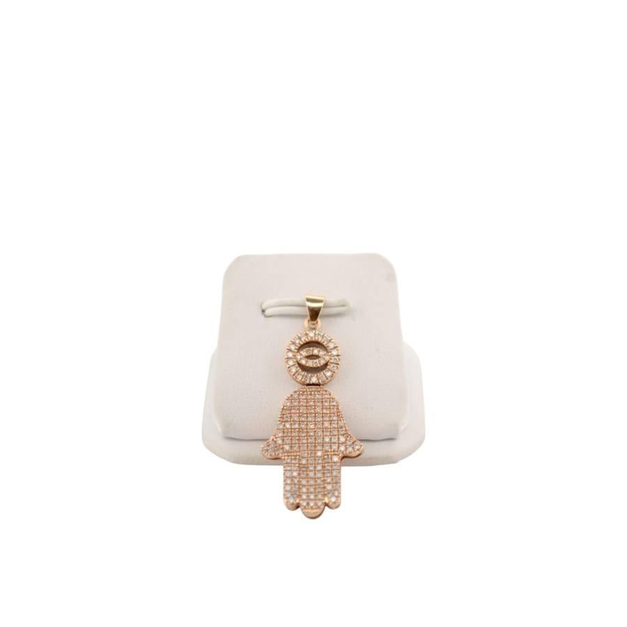 Ce superbe pendentif en or rose 18 carats est un bijou exquis, conçu pour faire une déclaration audacieuse. Pesant 5,35 grammes pour un poids net d'or de 5,13 grammes, elle présente 142 diamants naturels d'un poids total en carats de 1,10 ct. Les