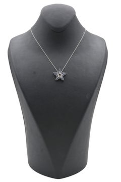 Collana e pendente in oro bianco 10K con diamanti naturali e zaffiri_124024