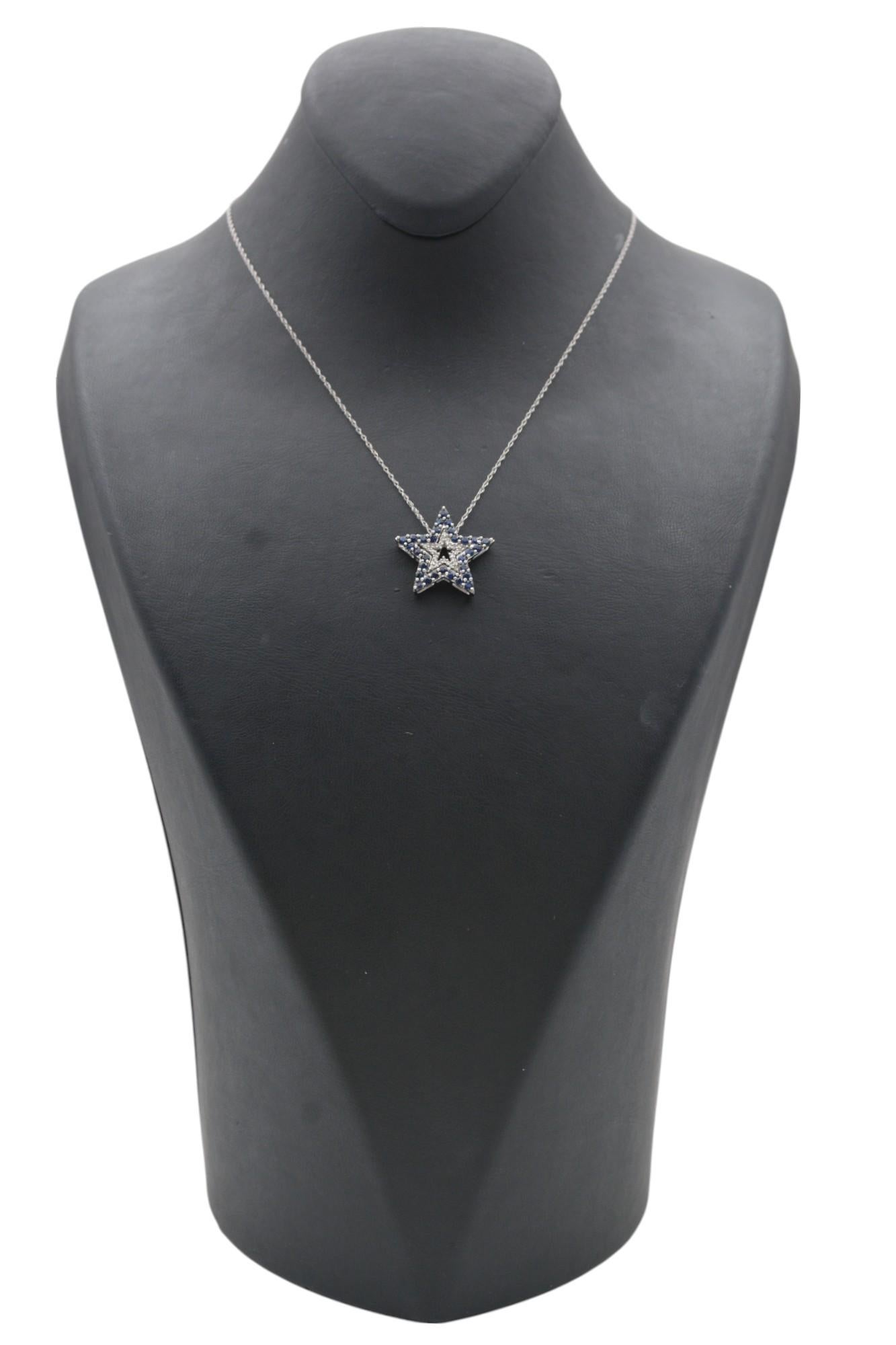 Questa elegante collana e pendente in oro bianco 10K presenta una splendida combinazione di diamanti e zaffiri naturali, pensata per aggiungere raffinatezza e fascino a qualsiasi look. Con un peso di 2,36 grammi e un peso netto in oro di 2,13