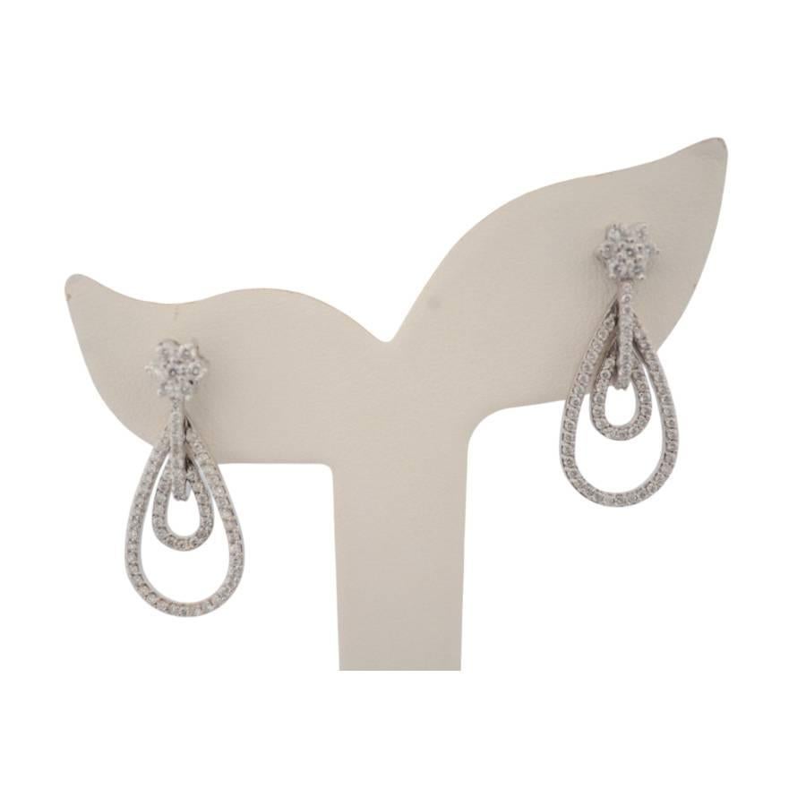 Questi splendidi orecchini in oro bianco 18 carati sono una vera e propria dichiarazione di lusso ed eleganza. Con un peso di 8,27 grammi e un peso netto in oro di 7,97 grammi, questi orecchini presentano 138 diamanti naturali con un peso totale in