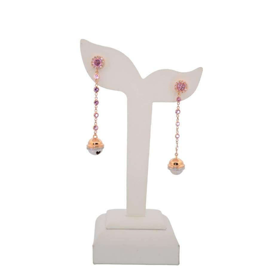 Questi lussuosi orecchini lunghi in oro rosa 18 carati sono una splendida combinazione di diamanti naturali e quarzo rosa, progettati per creare un look raffinato e sofisticato. Con un peso di 12,15 grammi e un peso netto in oro di 11,82 grammi,