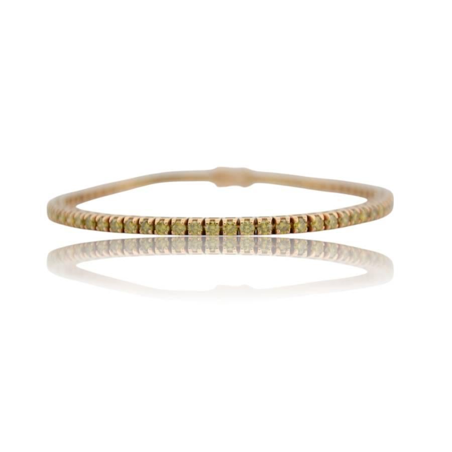 Ce luxueux bracelet en or jaune 18 carats est une pièce audacieuse et sophistiquée, conçue pour attirer l'attention avec ses diamants jaunes naturels saisissants. Pesant 9,87 grammes, pour un poids net d'or de 9,18 grammes, le bracelet est orné de