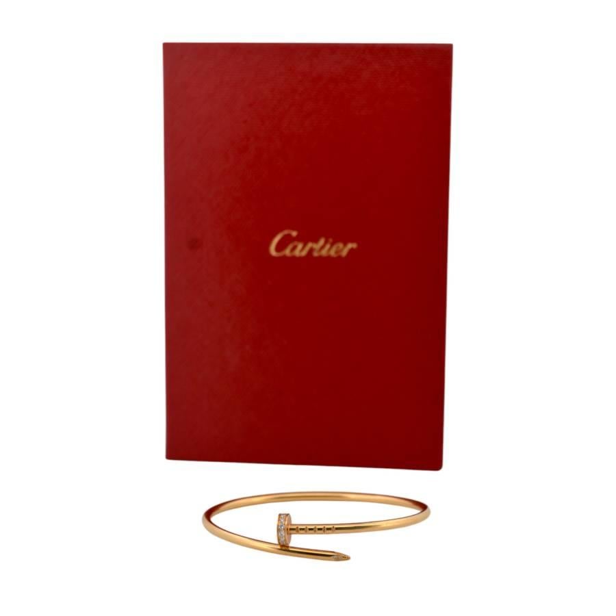 Questo elegante bracciale Cartier Just On Clou in oro giallo 18 carati è un pezzo lussuoso e senza tempo che emana raffinatezza e stile. Con un peso di 8,20 grammi e un peso netto dell'oro di 8,17 grammi, questo bracciale presenta 20 diamanti