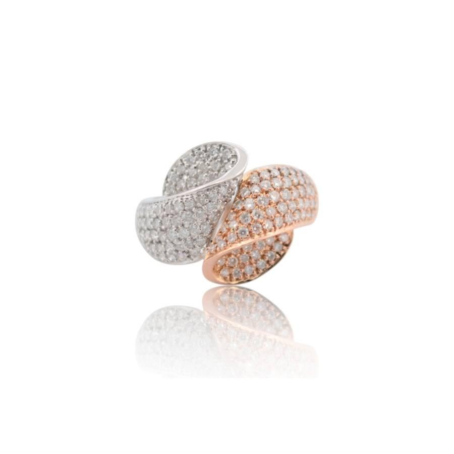 Questo squisito anello in oro bianco e rosa 18 carati è una combinazione perfetta di eleganza e lusso, con 130 diamanti naturali a taglio brillante. Con un peso totale in carati di 1 ct, i diamanti sono classificati G-H per il colore e VS-SI per la