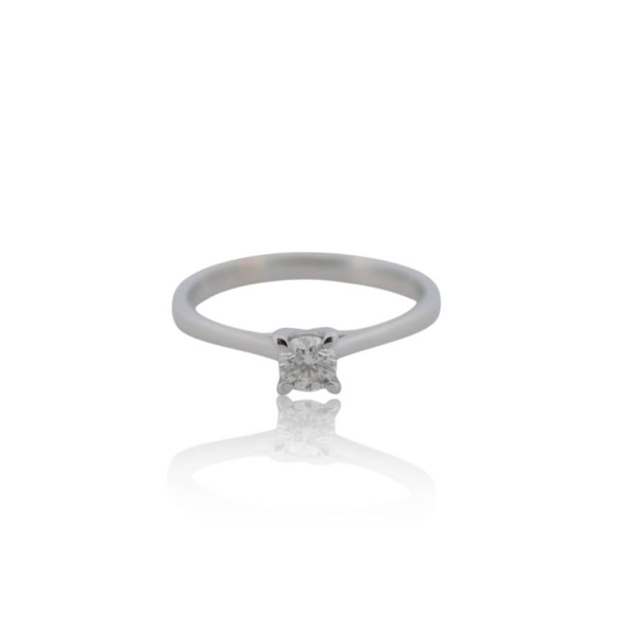 Cette élégante bague en or blanc 18 carats est une pièce raffinée, mettant en valeur un seul diamant naturel d'un poids total en carats de 0,25 ct. Le diamant est taillé en forme de brillant, offrant un éclat et une brillance exceptionnels. Avec un