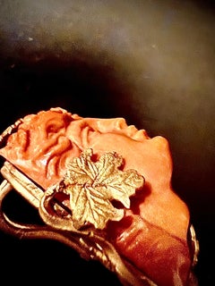 Pendentif ancien en corail rouge et or 19 carats. Bijou napolitain d'une grande finesse.