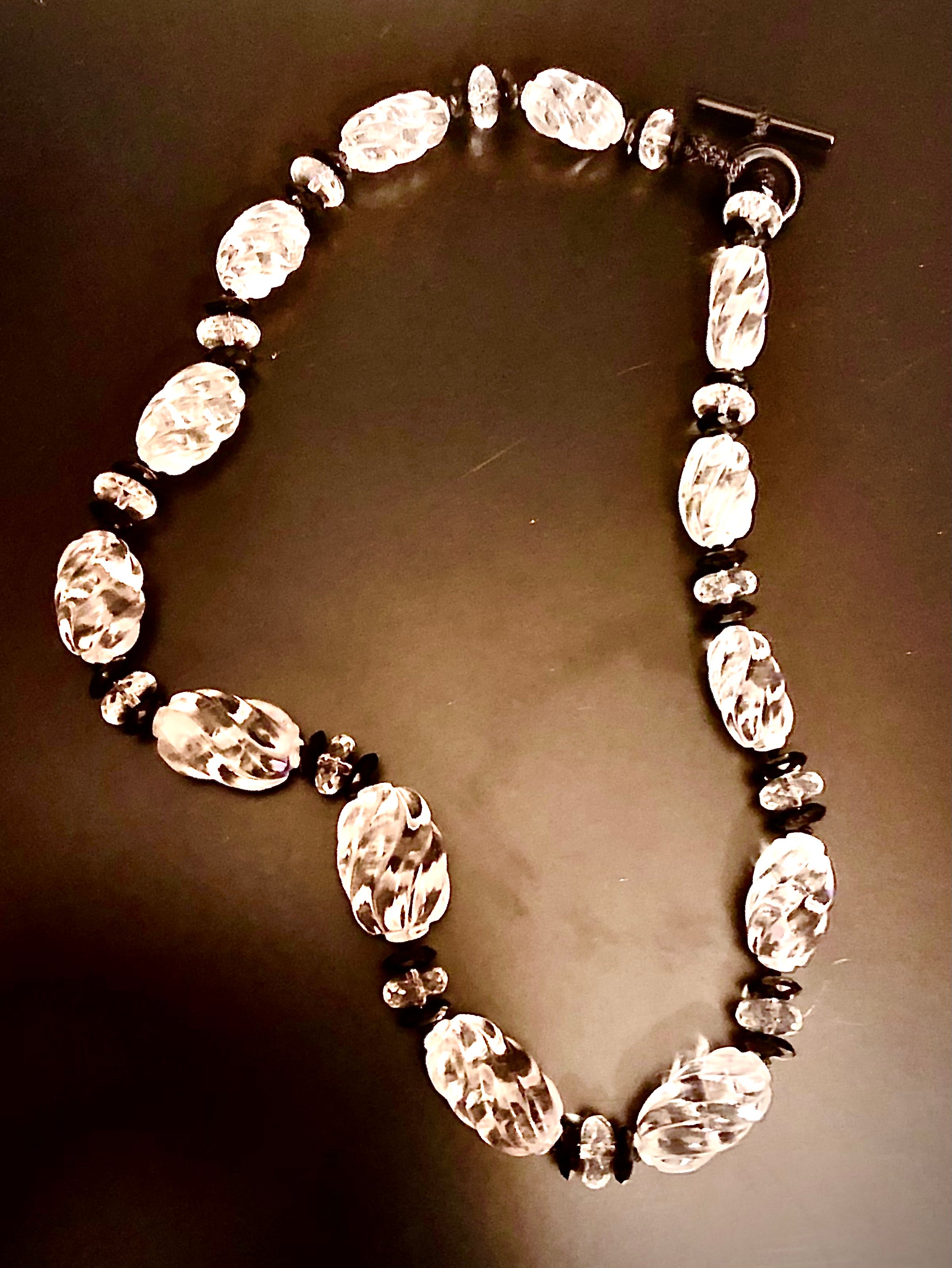 Einstrangige Halskette aus Bergkristall und Onyx  im Angebot