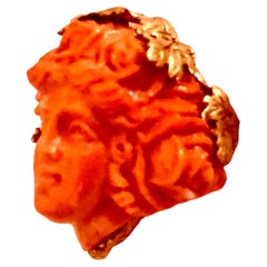 Pendentif ancien en corail rouge et or 19 carats. Bijou napolitain d'une grande finesse.