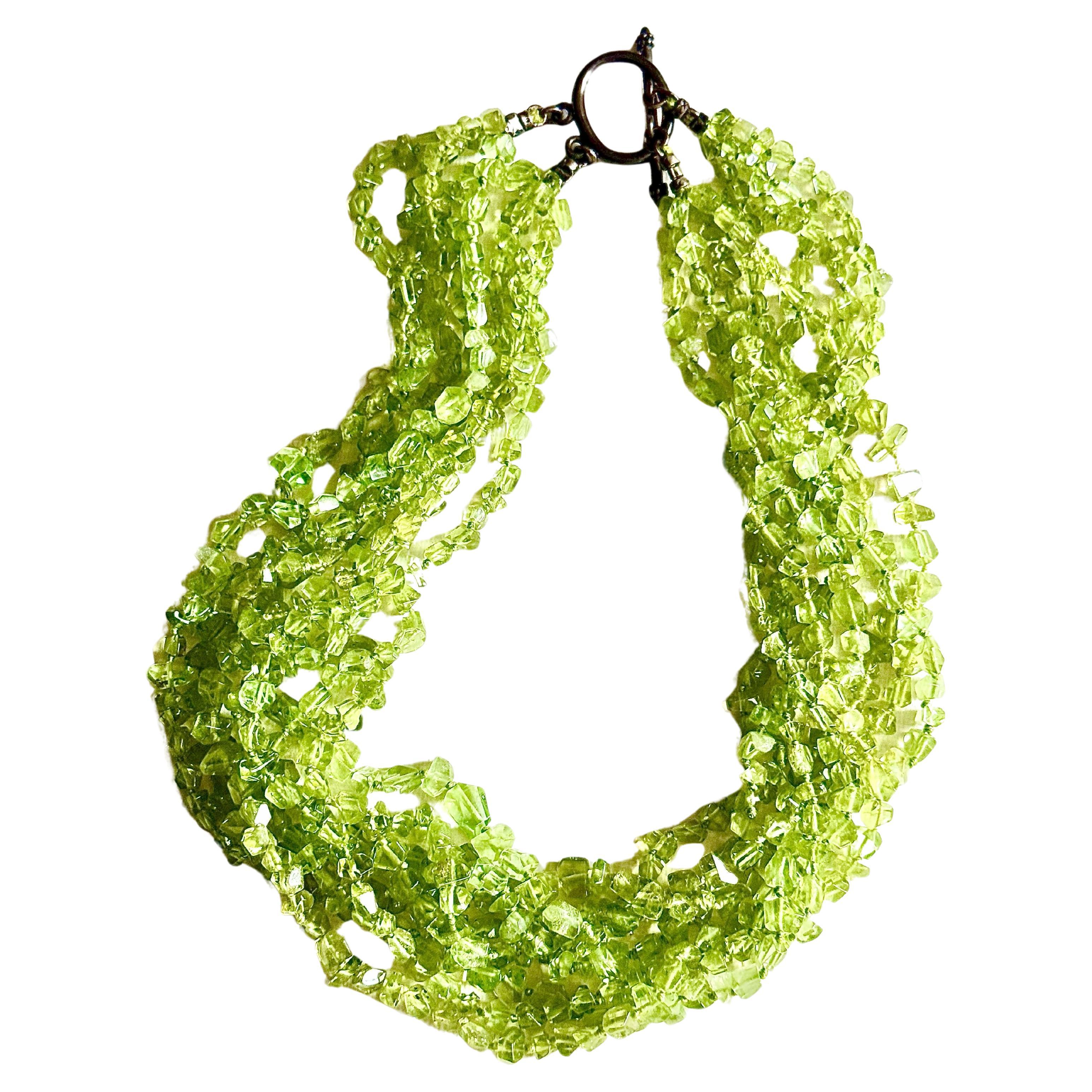 Collana a 8 fili di peridoto con chiusura a gancio e occhiello in argento sterling patinato in vendita