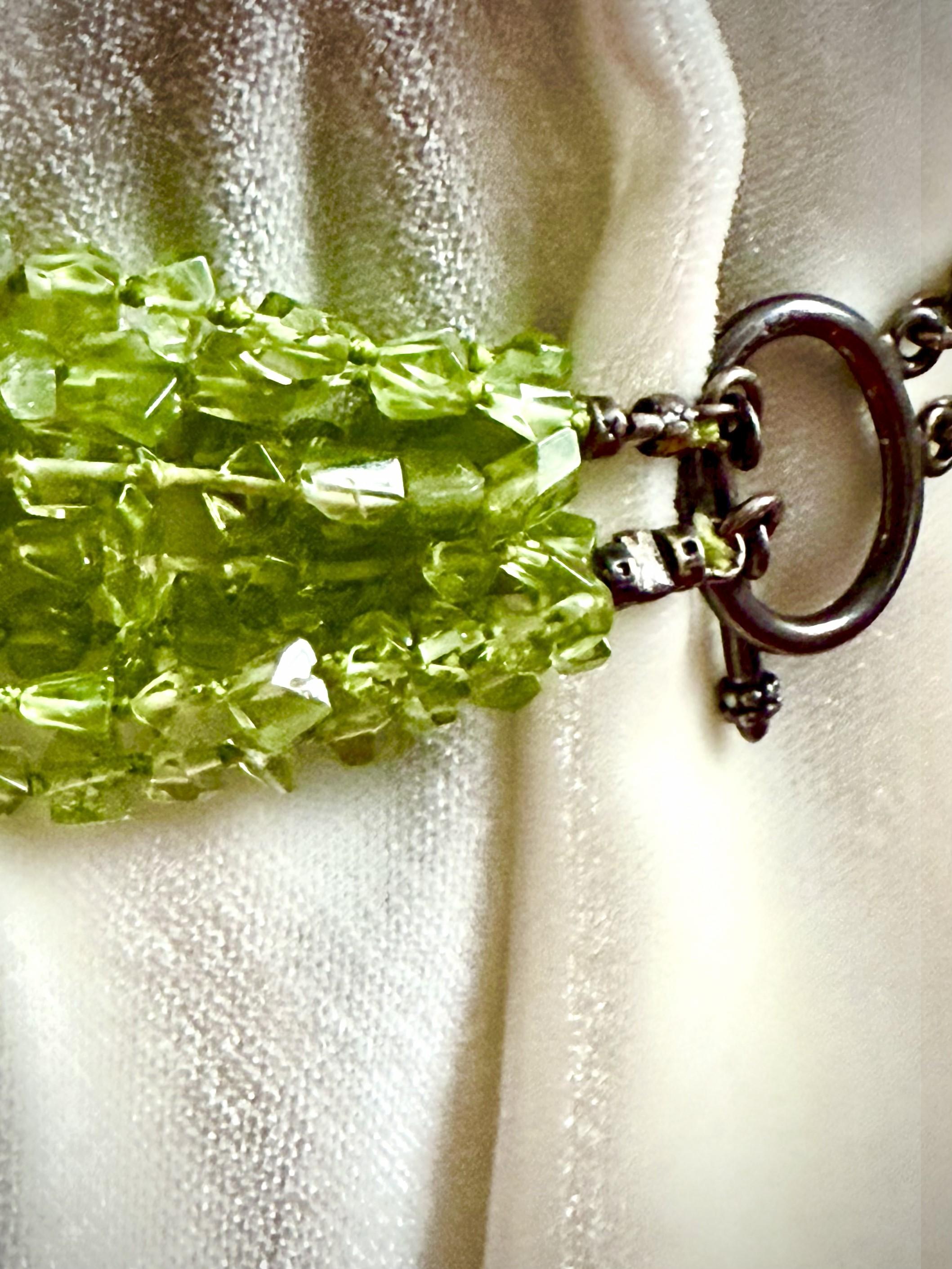 Collana a 8 fili di peridoto con chiusura a gancio e occhiello in argento sterling patinato In condizioni Nuovo in vendita a New Orleans, LA