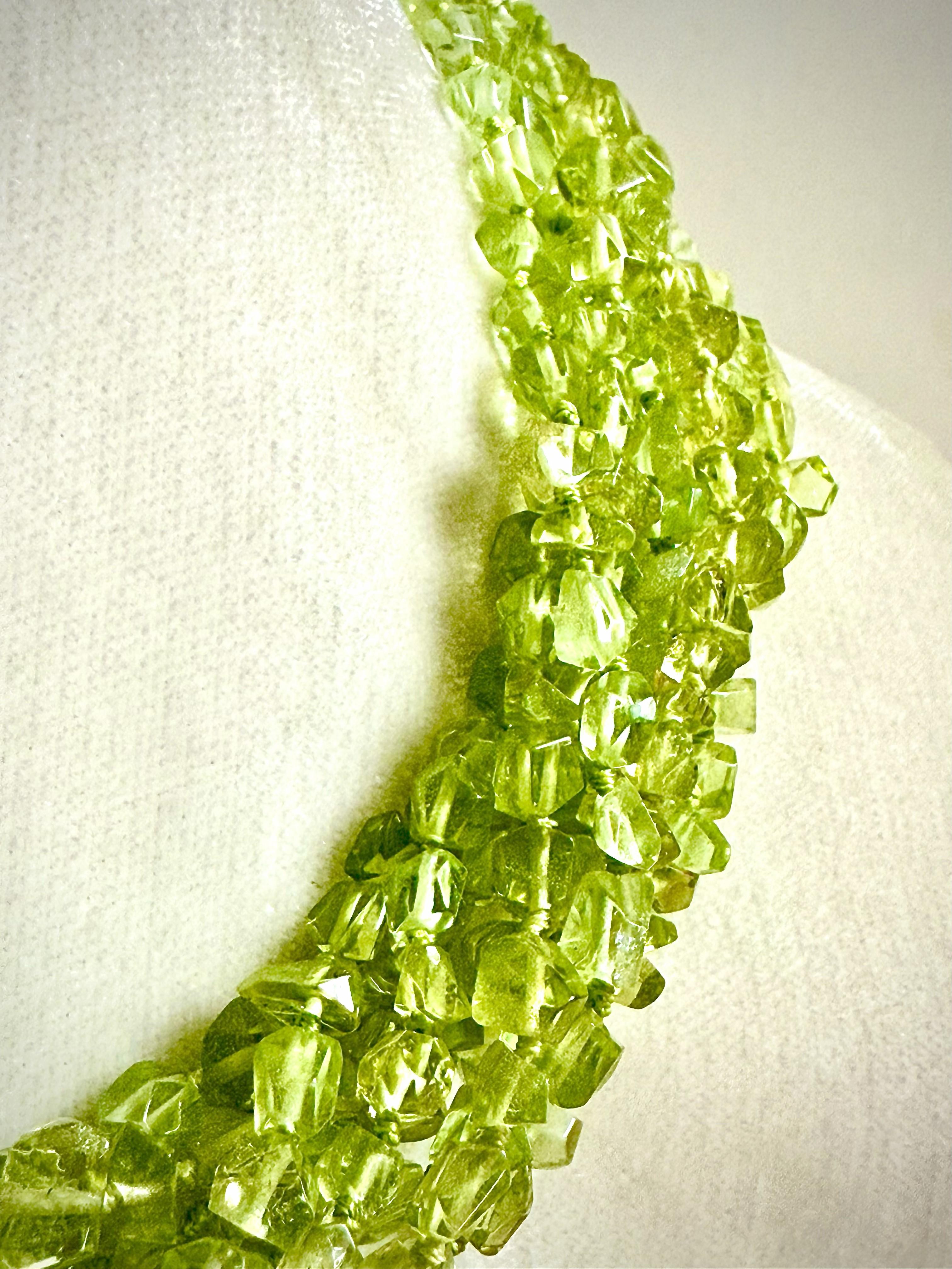 Contemporaneo Collana a 8 fili di peridoto con chiusura a gancio e occhiello in argento sterling patinato in vendita