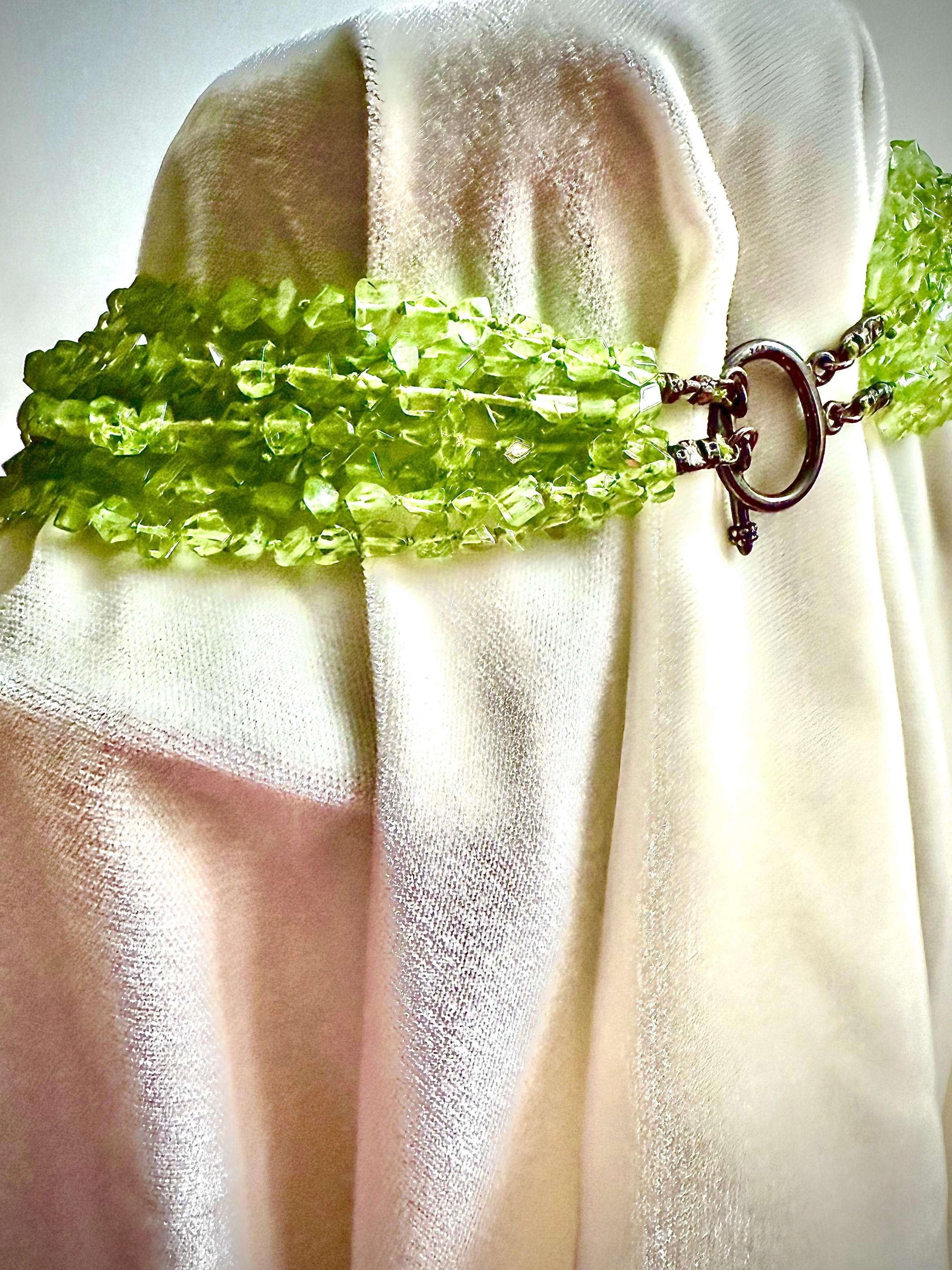 Burattato Collana a 8 fili di peridoto con chiusura a gancio e occhiello in argento sterling patinato in vendita