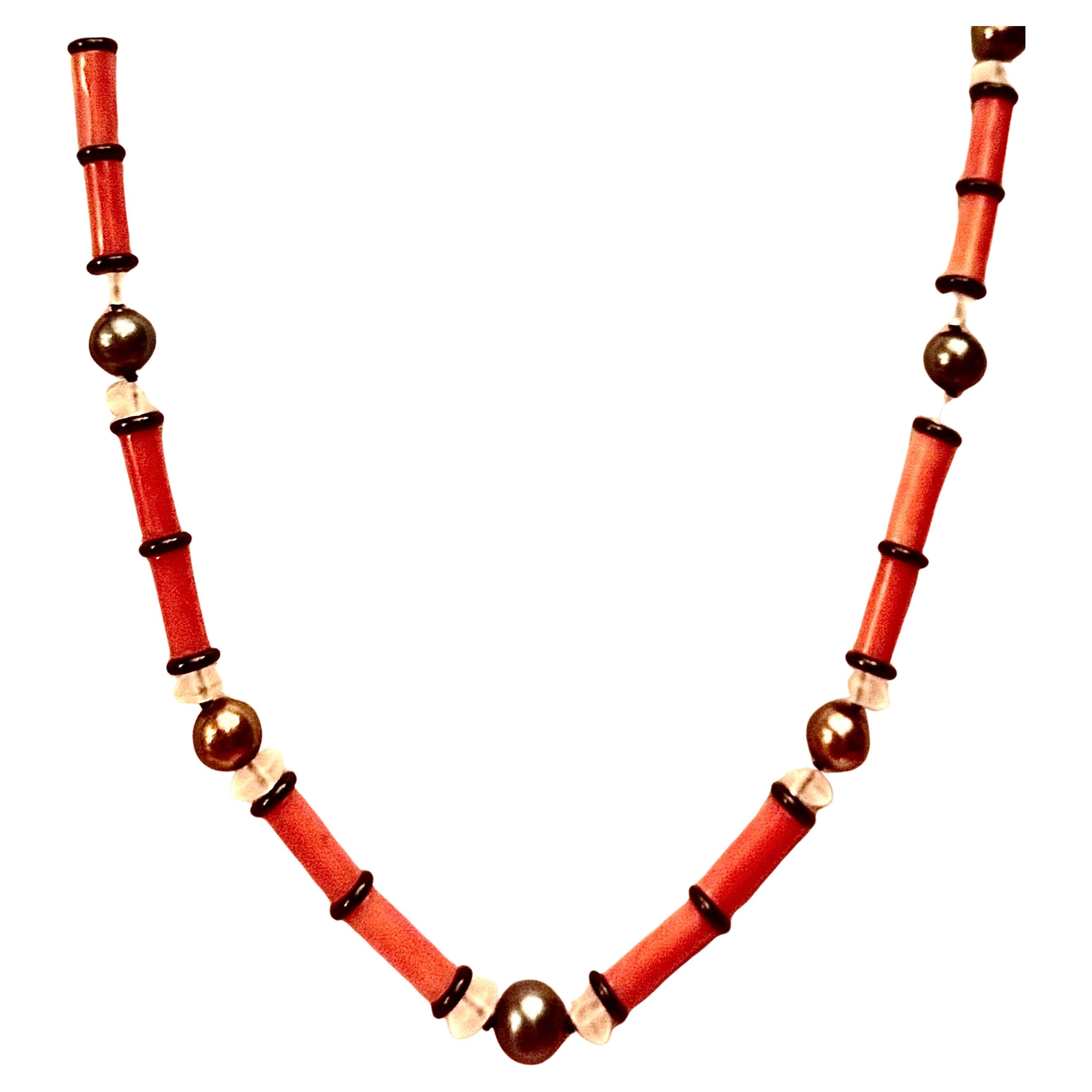 Corallo naturale arancione rossastro molto chic, perla di Tahiti, cristallo e onice nera