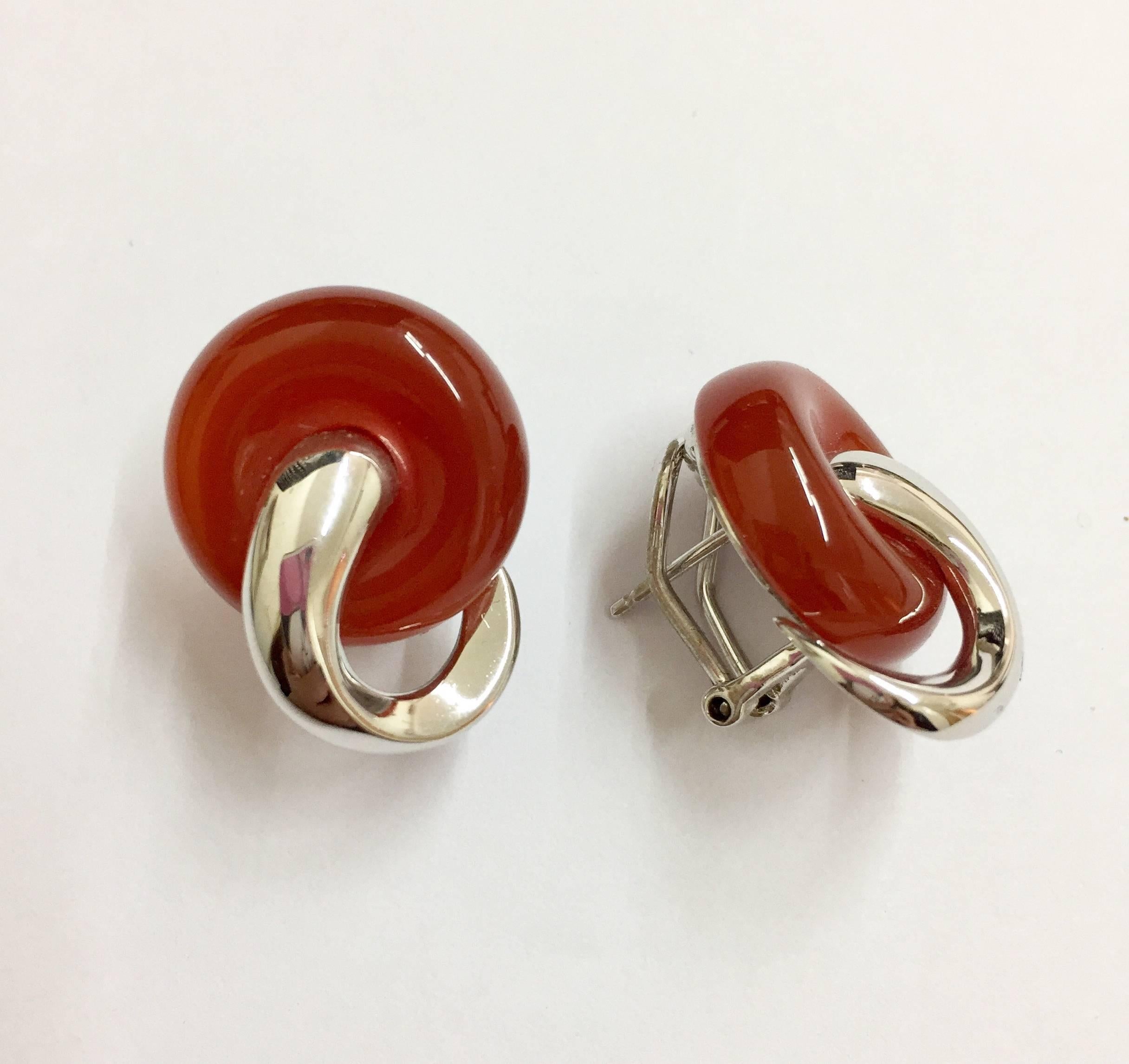 Earrings with 18mm red agate. Sterling silver 18K white gold plated.