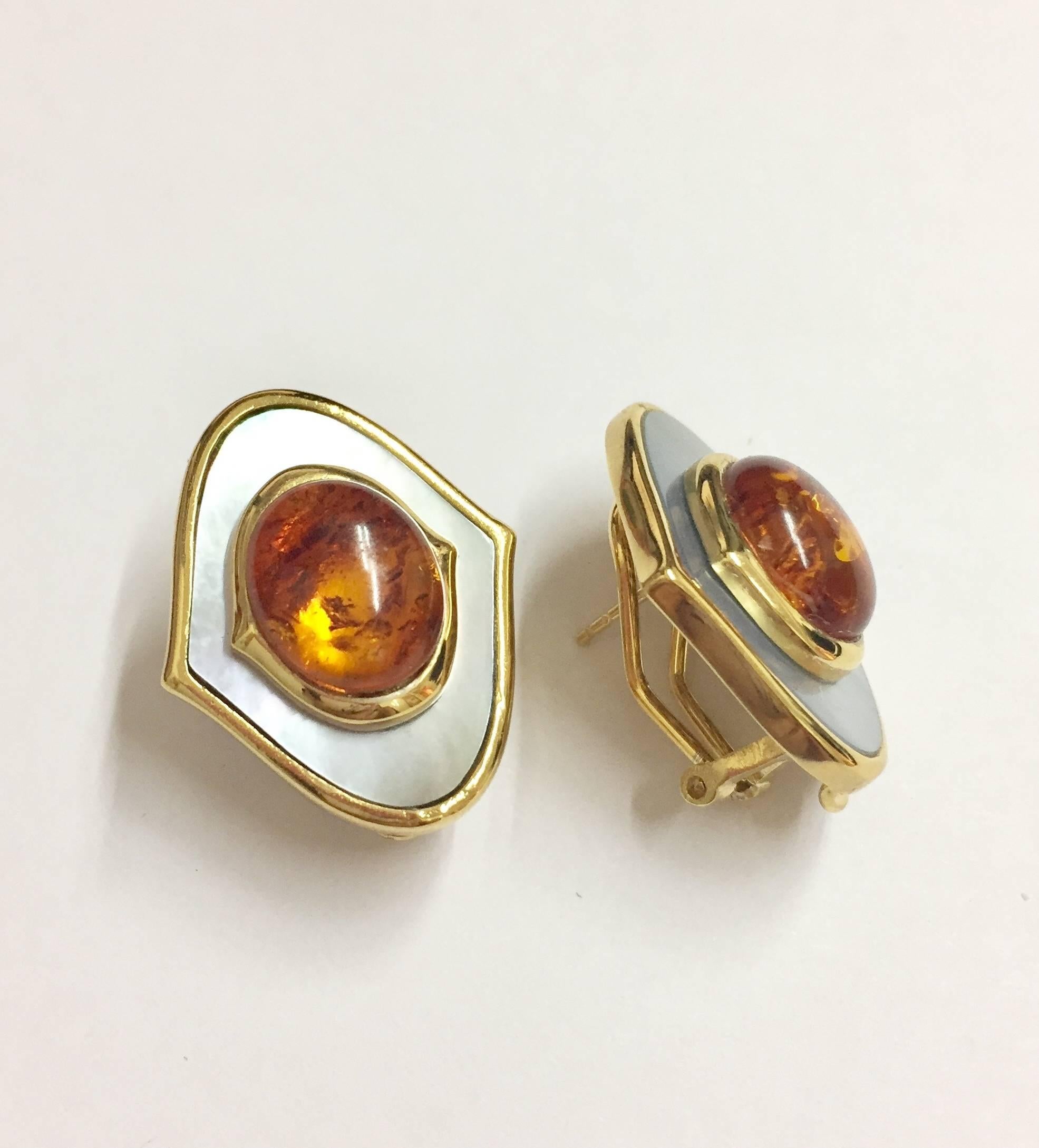 Earrings with 10x12 mm natural amber and inlay grey mother of pearl. Sterling silver 18K yellow gold plated.