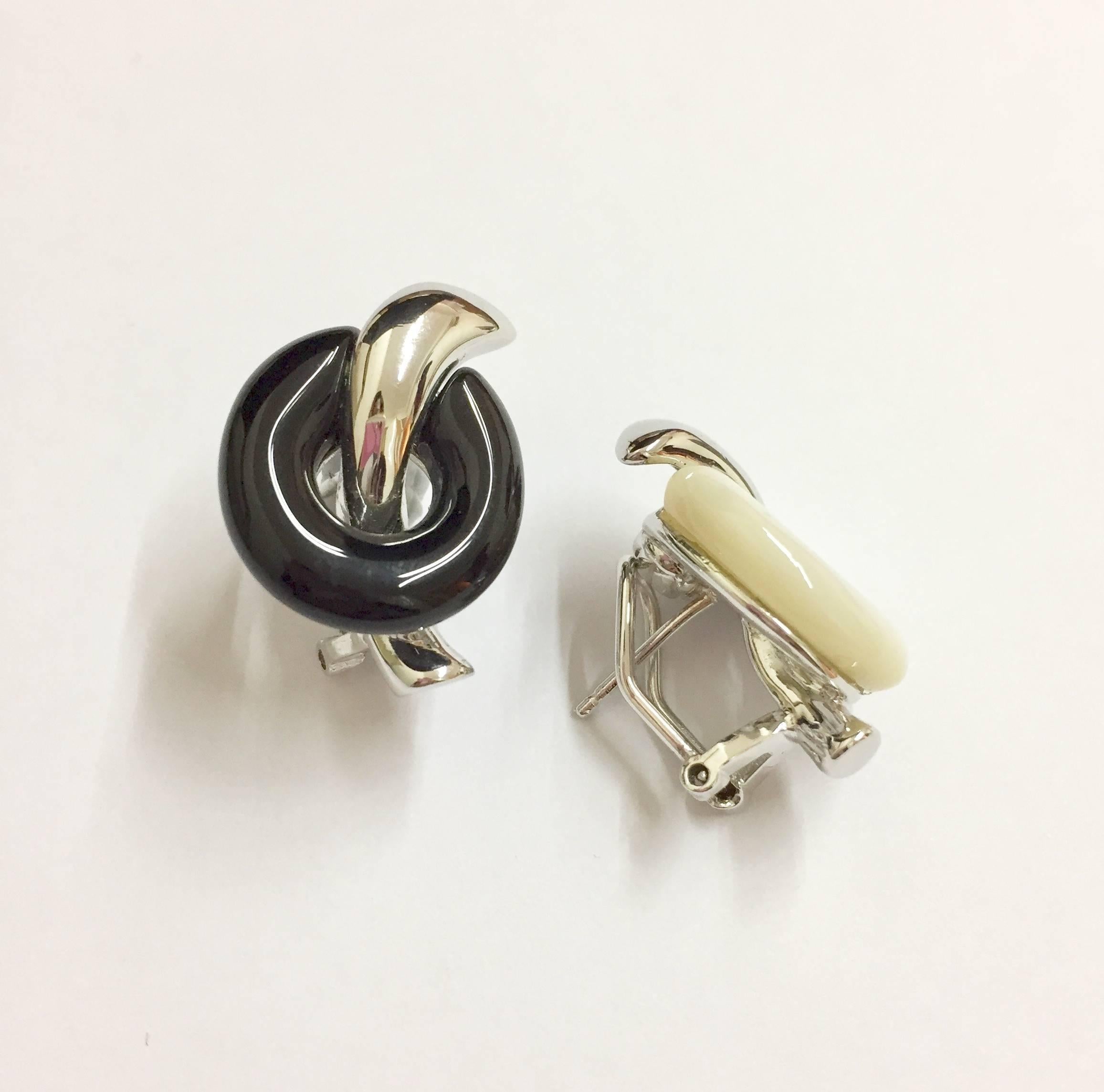 Earrings with 17x19mm black agate and white mother of pearl. Sterling silver 18K white gold plated.