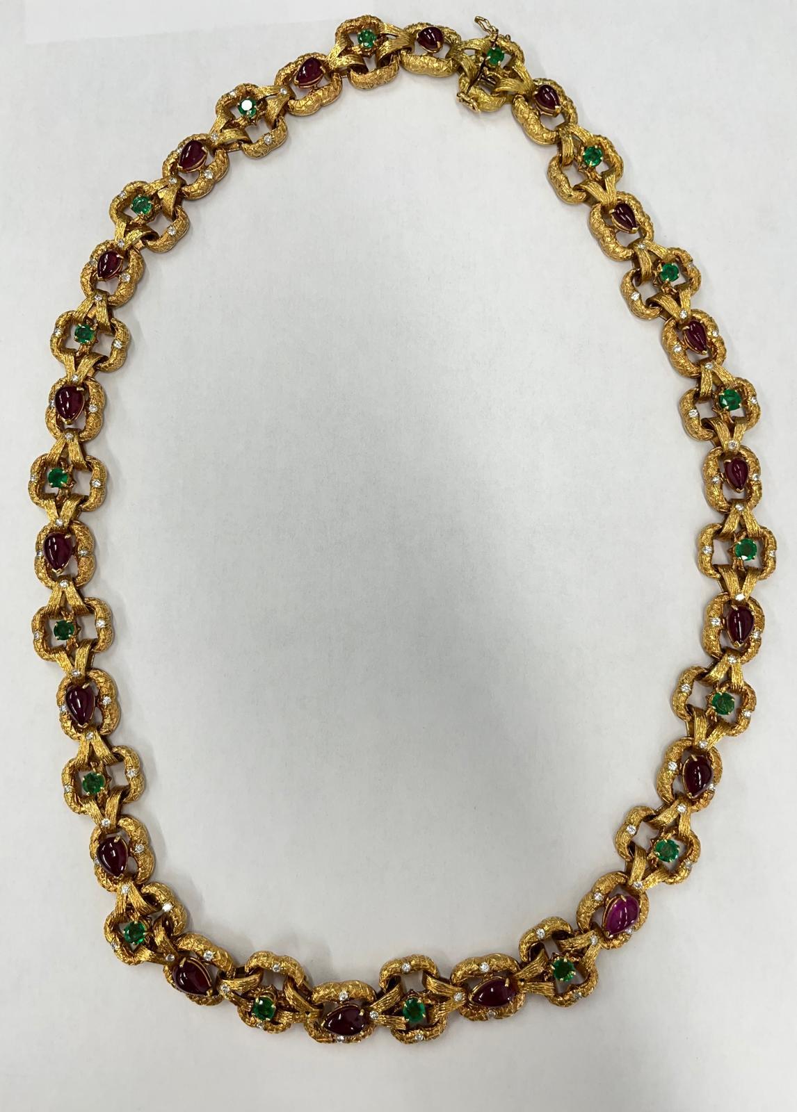 Collana di smeraldi, rubini e diamanti in oro giallo 18 ct. in vendita