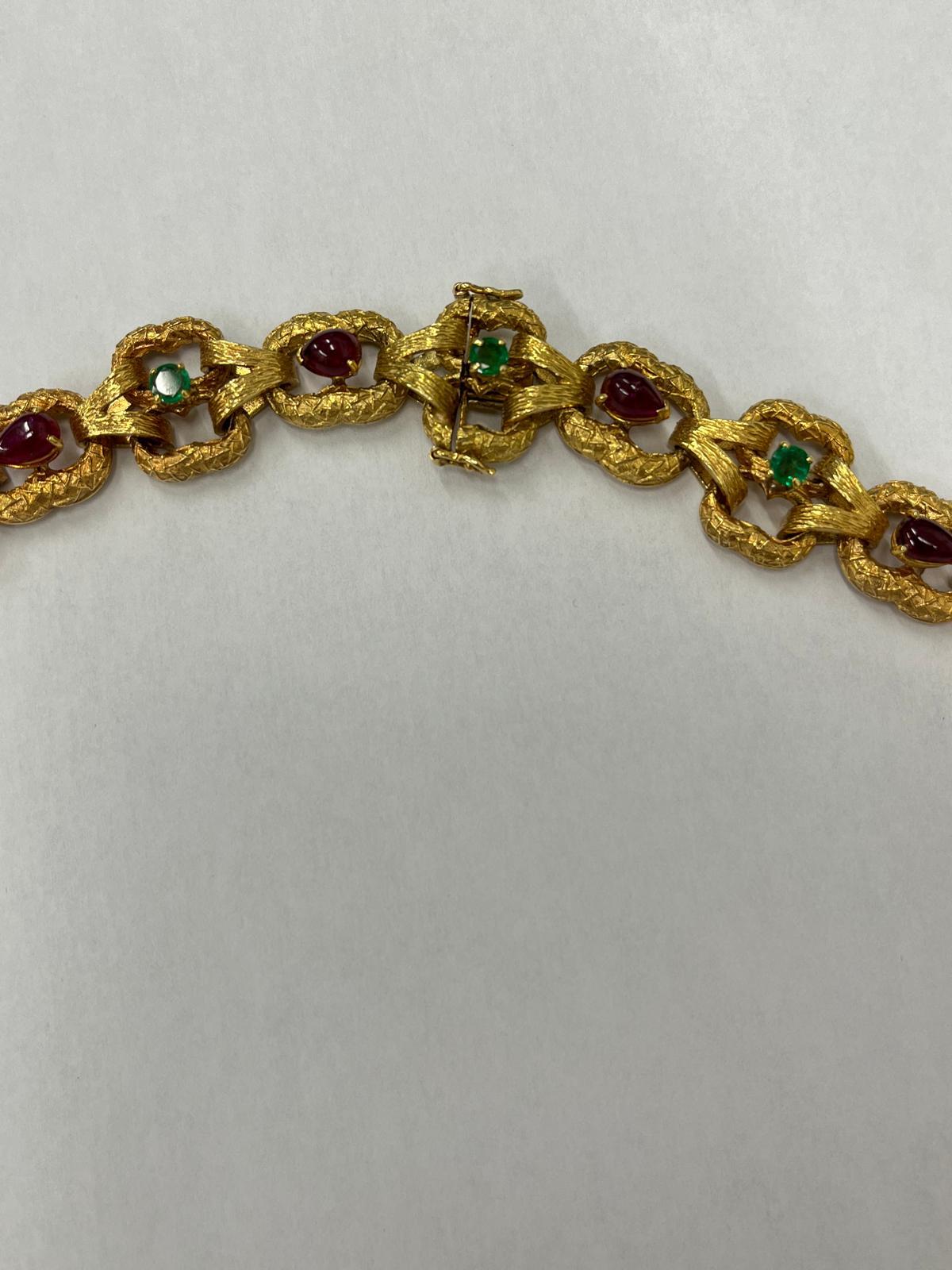 Taglio rotondo Collana di smeraldi, rubini e diamanti in oro giallo 18 ct. in vendita